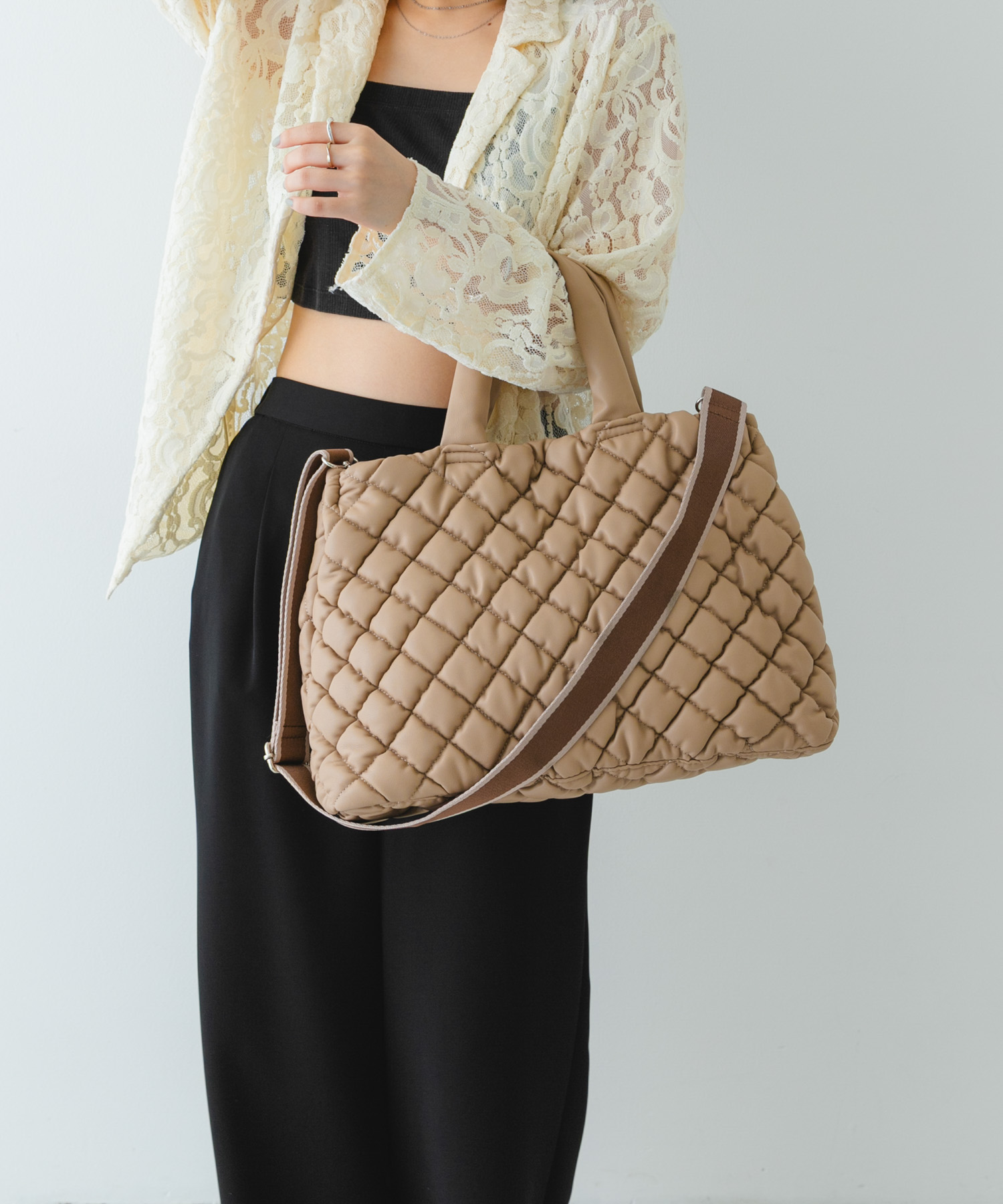 テープショルダーキルティングバッグ TAUPE one