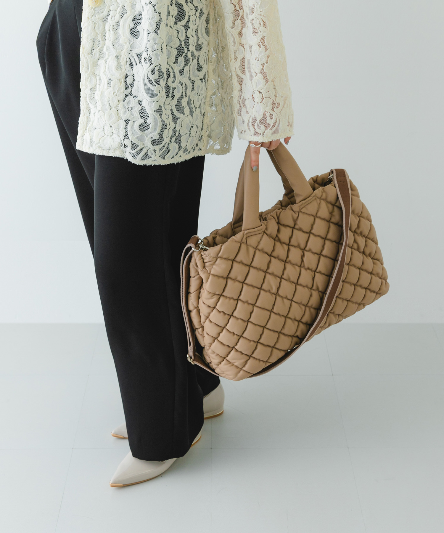 テープショルダーキルティングバッグ TAUPE one