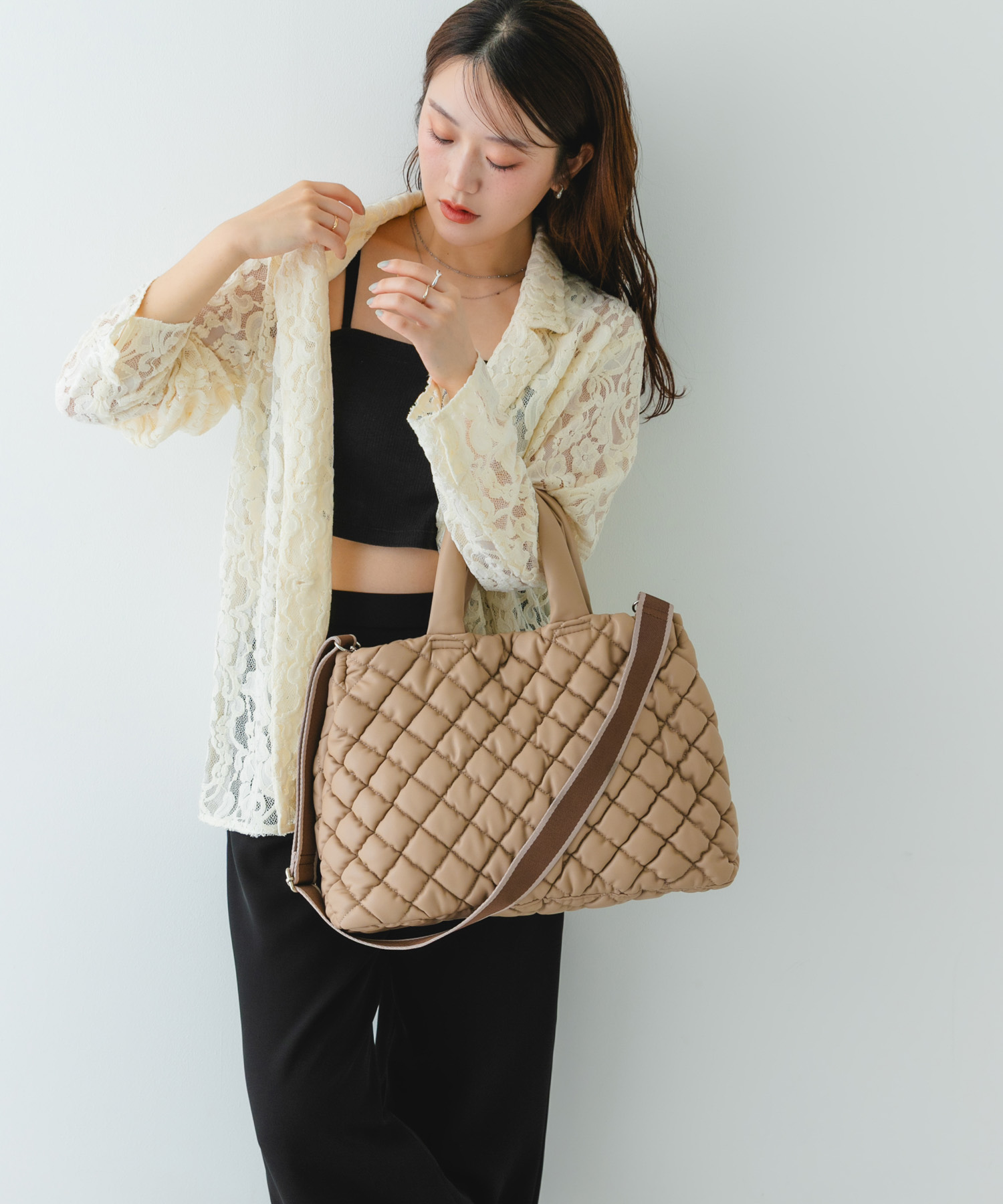 テープショルダーキルティングバッグ TAUPE one