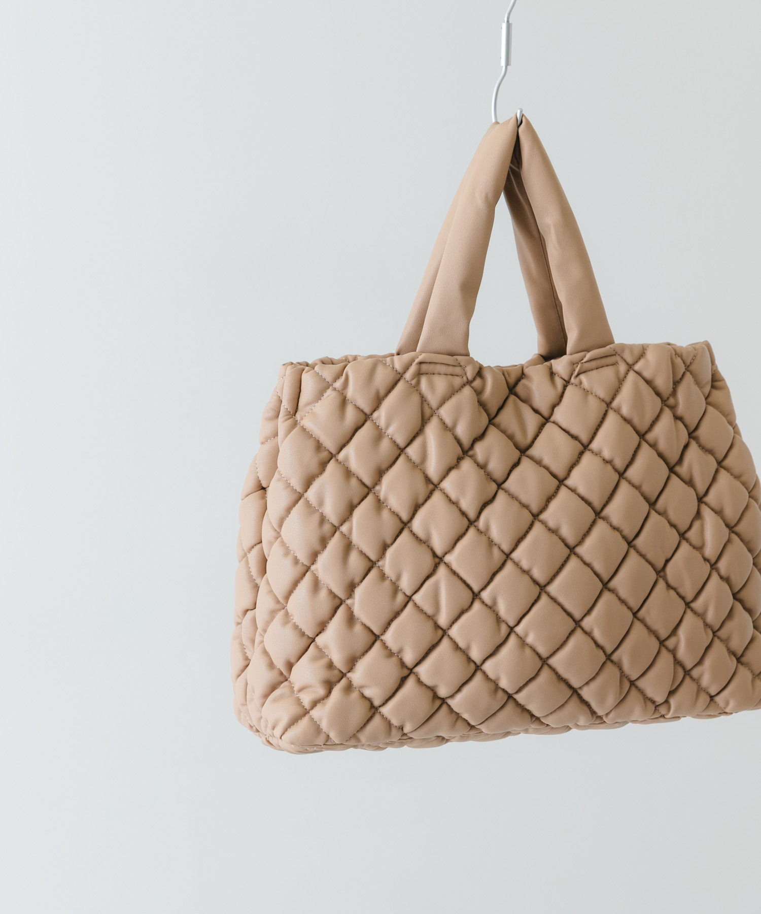 テープショルダーキルティングバッグ TAUPE one