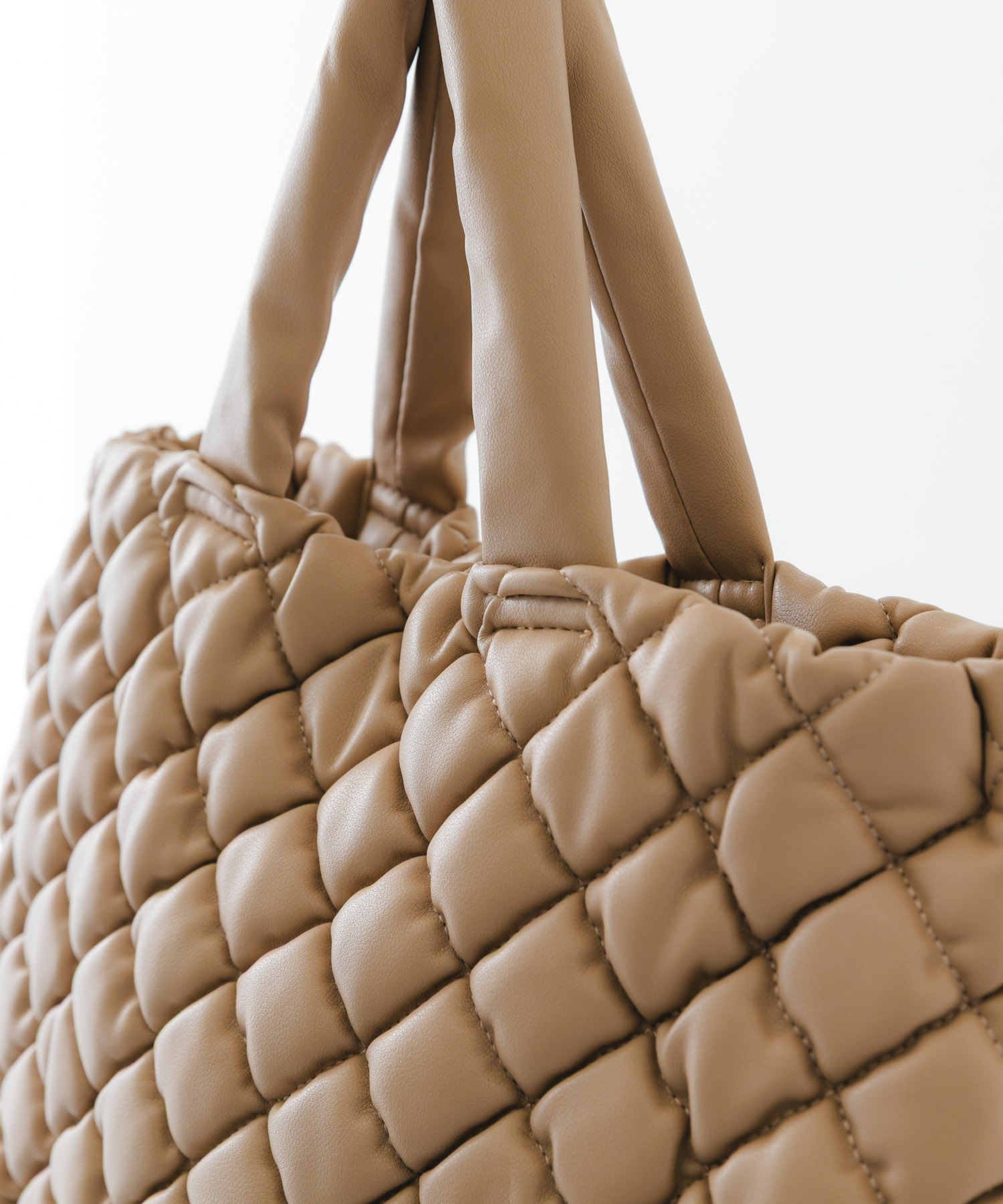 テープショルダーキルティングバッグ TAUPE one