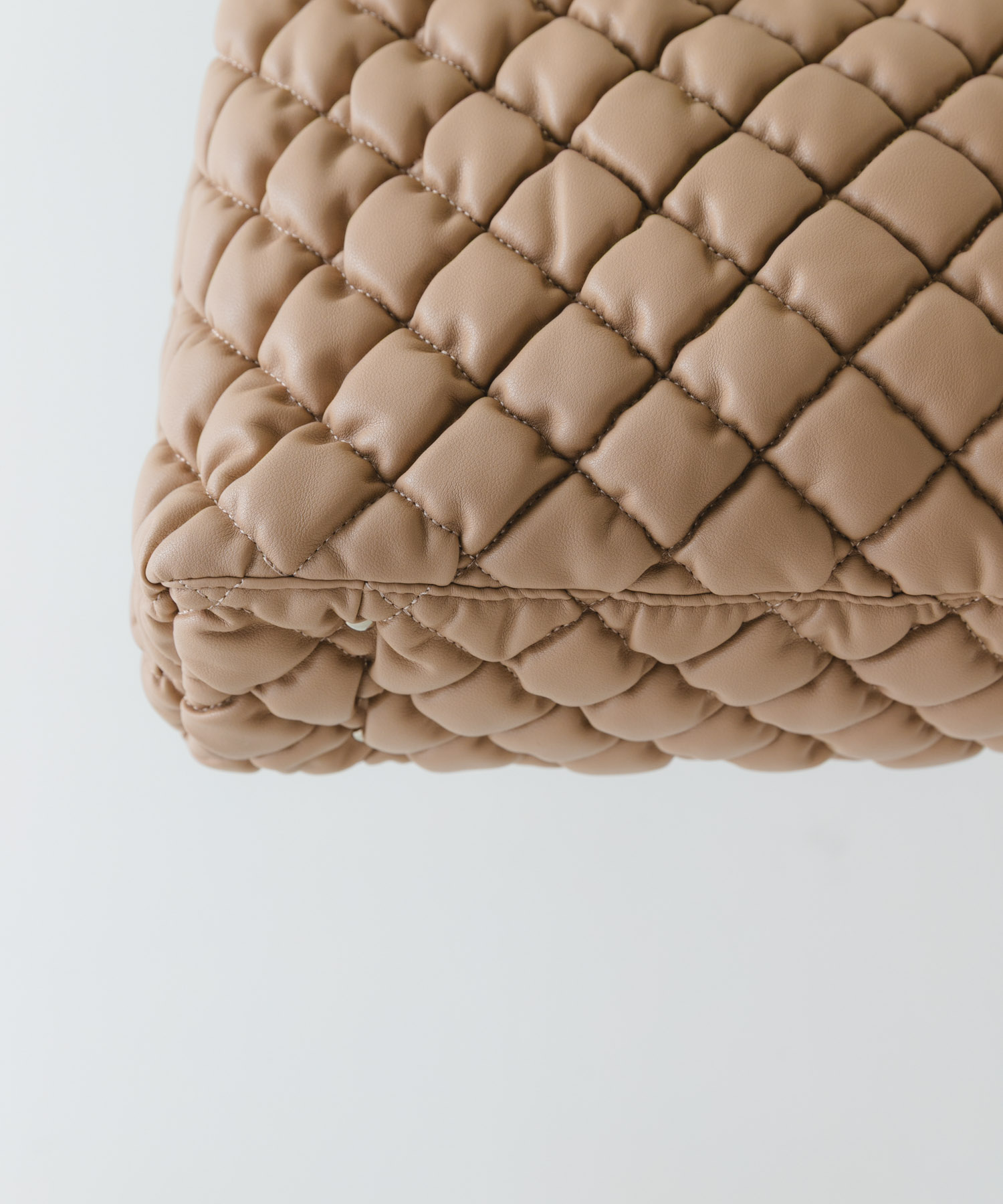 テープショルダーキルティングバッグ TAUPE one