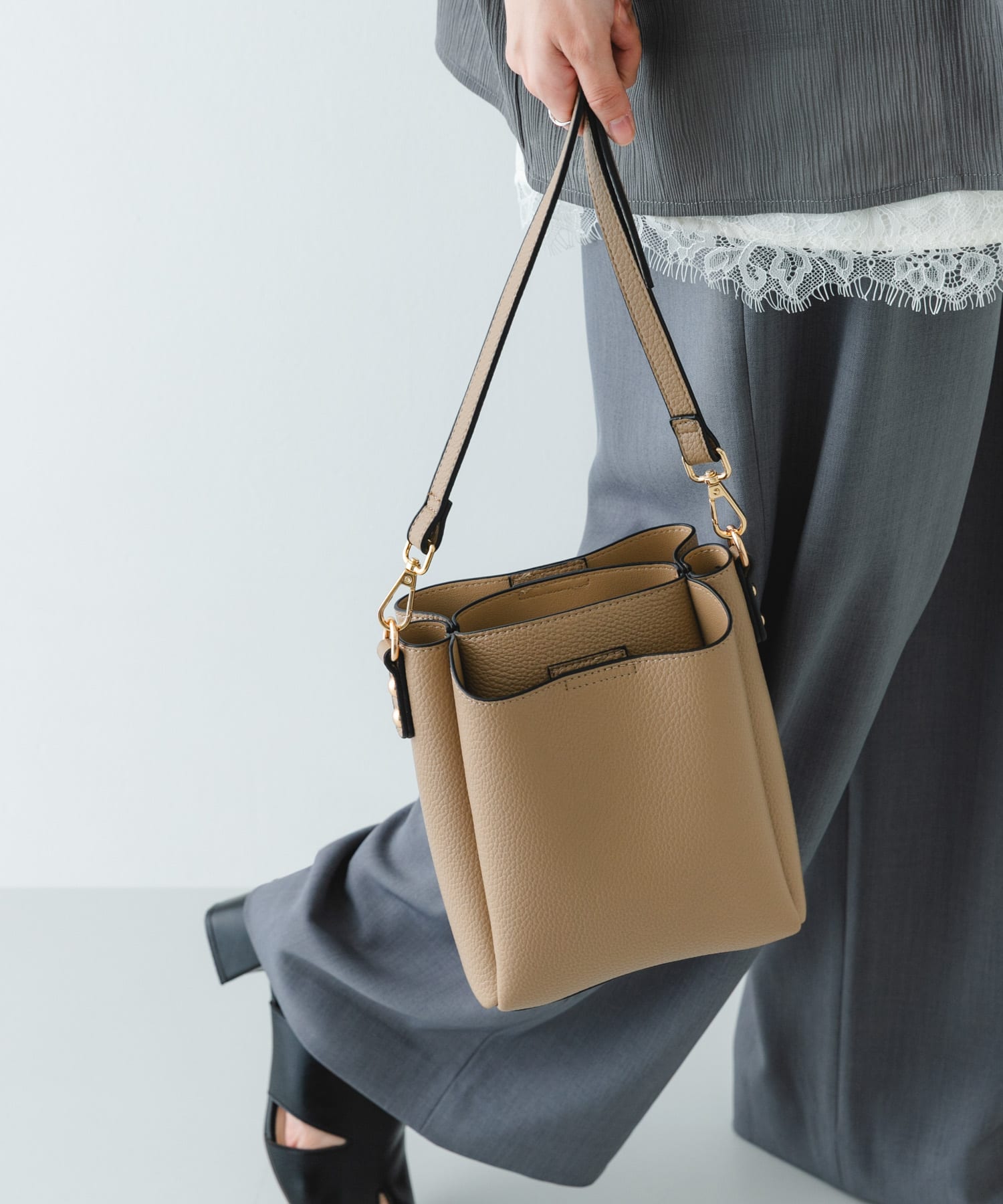 フロントポケットタテナガショルダーバッグ BEIGE One