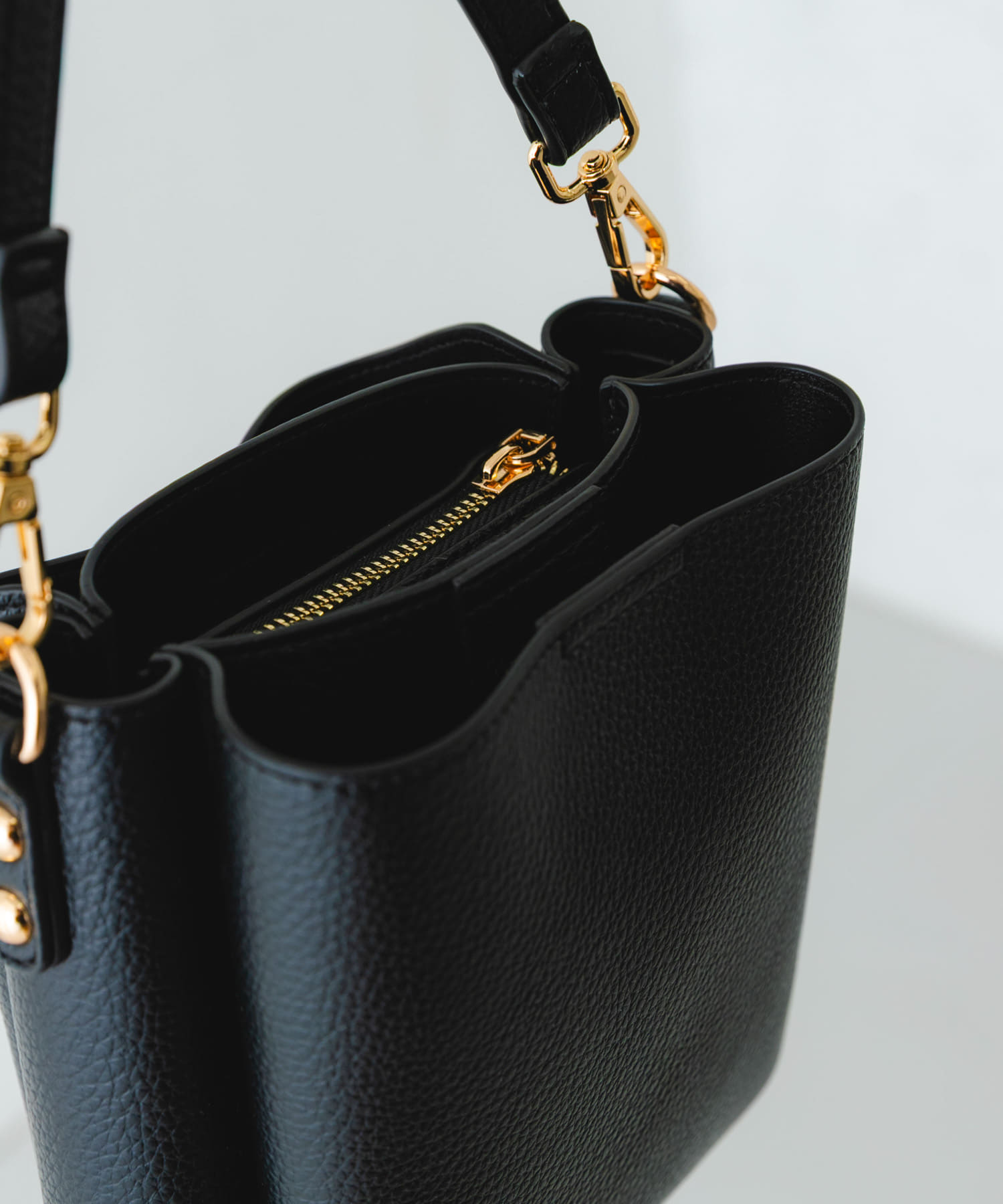 フロントポケットタテナガショルダーバッグ BLACK One