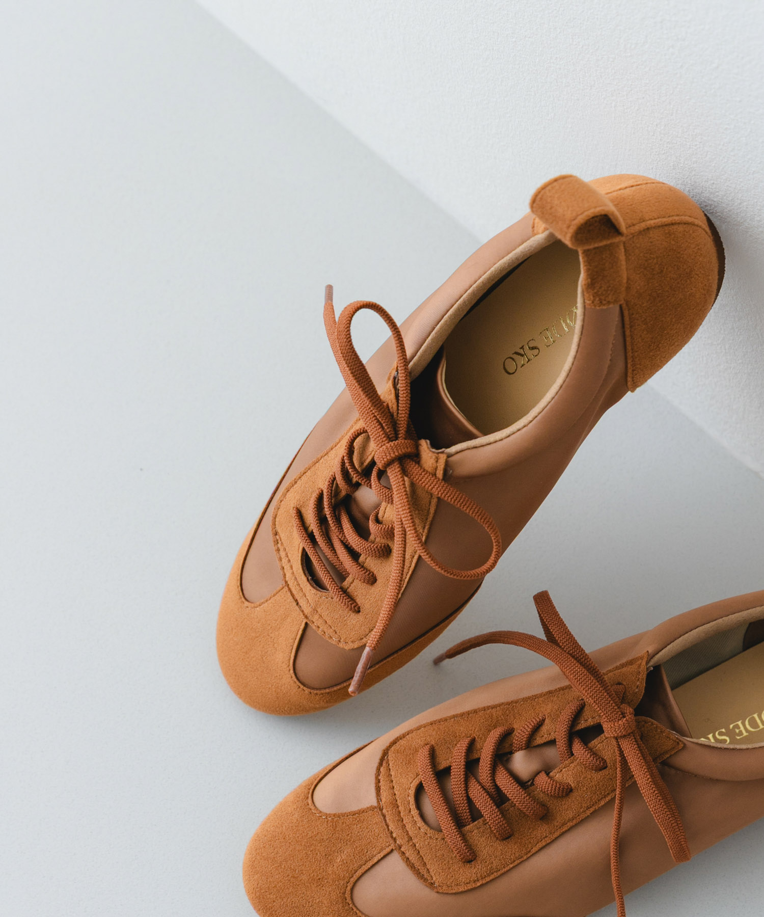 『WEB/一部店舗限定』ストレッチシューレースシューズ CAMEL 36