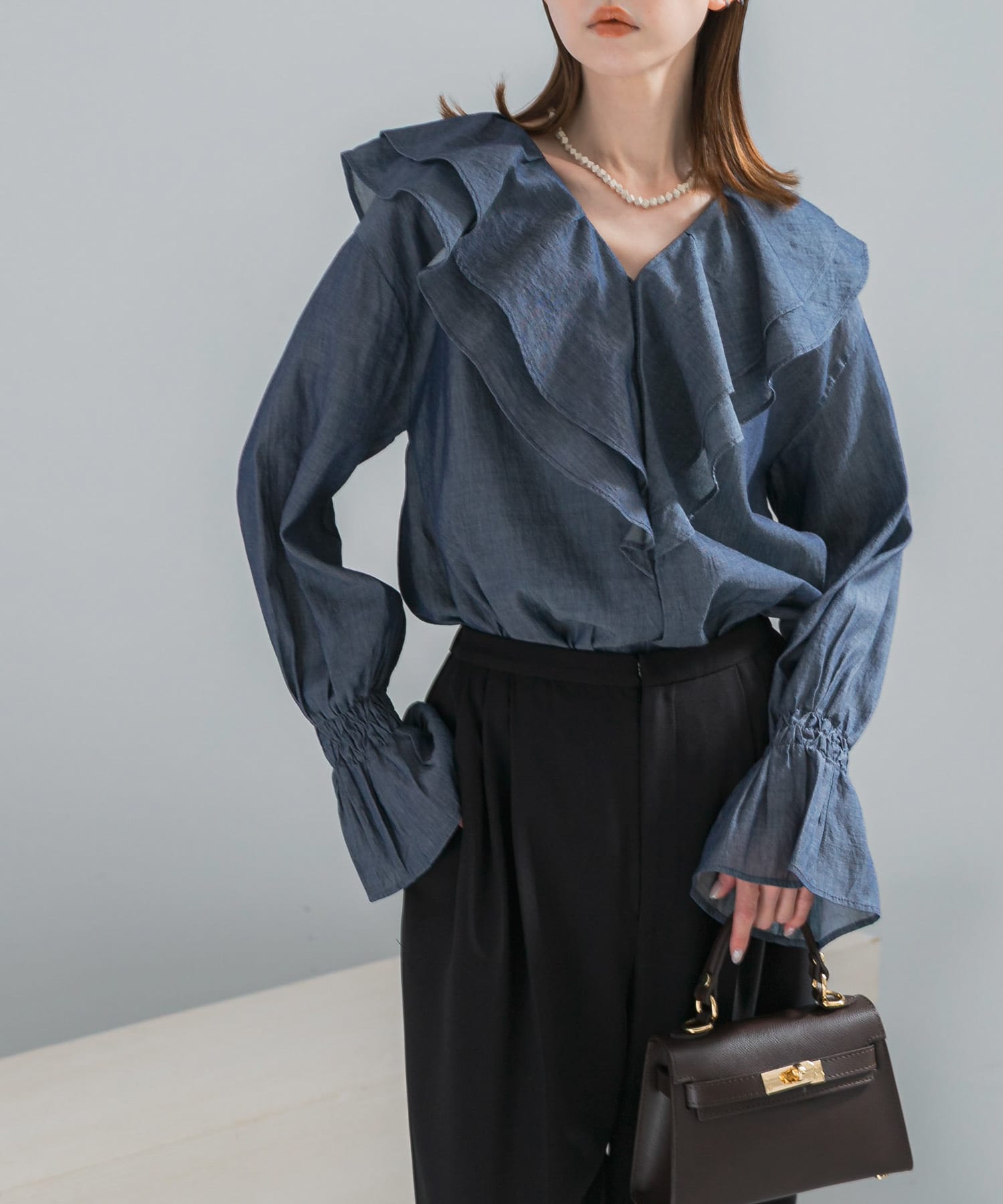 Vネックラッフルシアーデニムブラウス