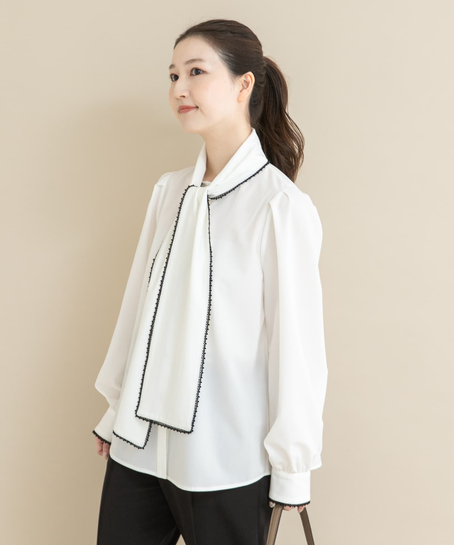 『WEB/一部店舗限定』トリミングボウタイブラウス