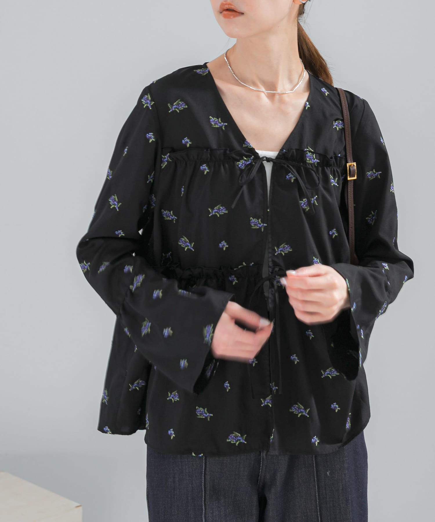 フラワー刺繍ギャザーブラウス(Free BLACK): トップス｜URBAN RESEARCH
