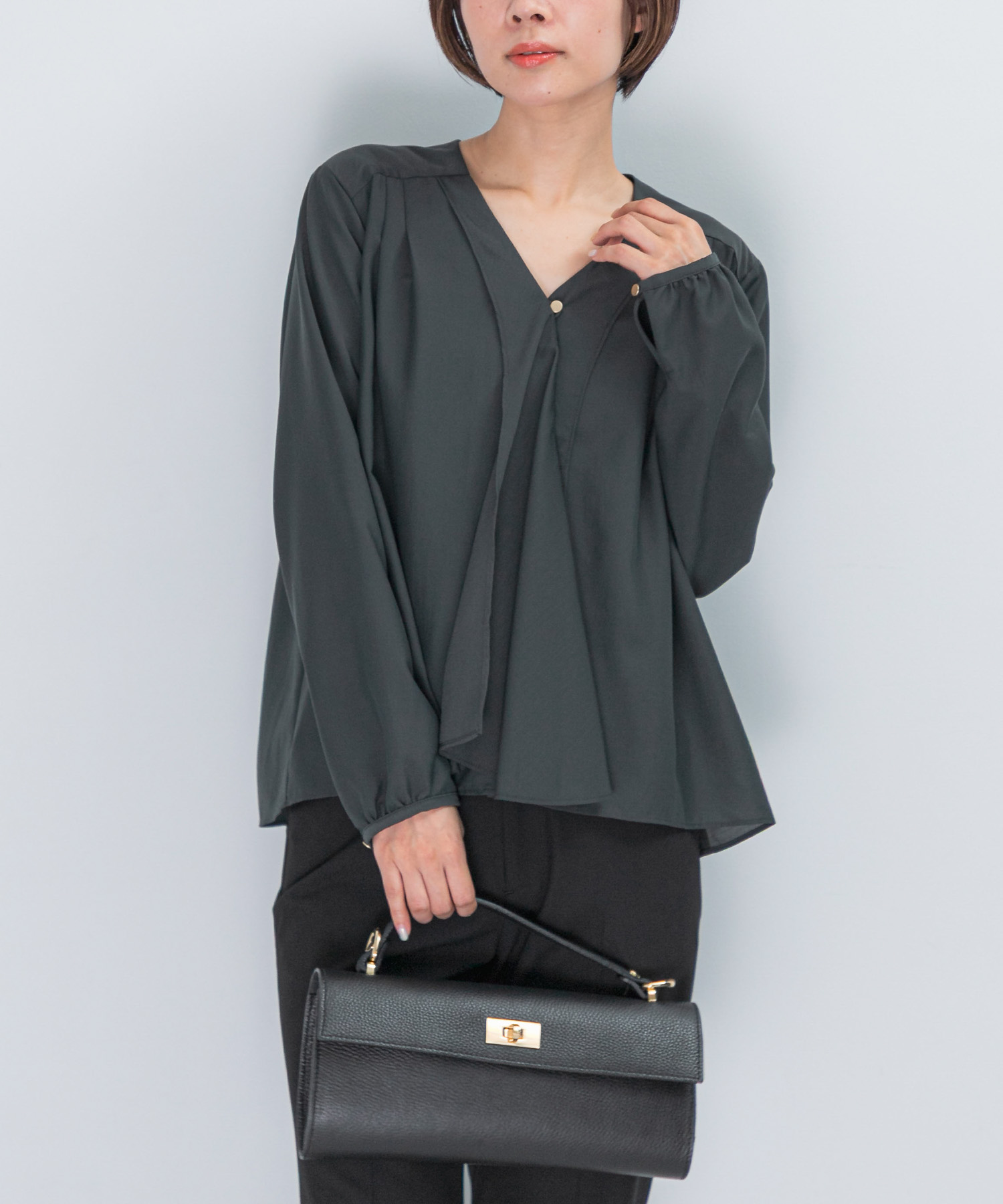 ウォッシャブルVネックフレアブラウス