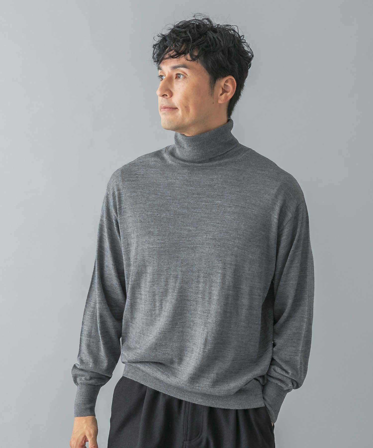 イタリア糸メリノウールタートルネックニット