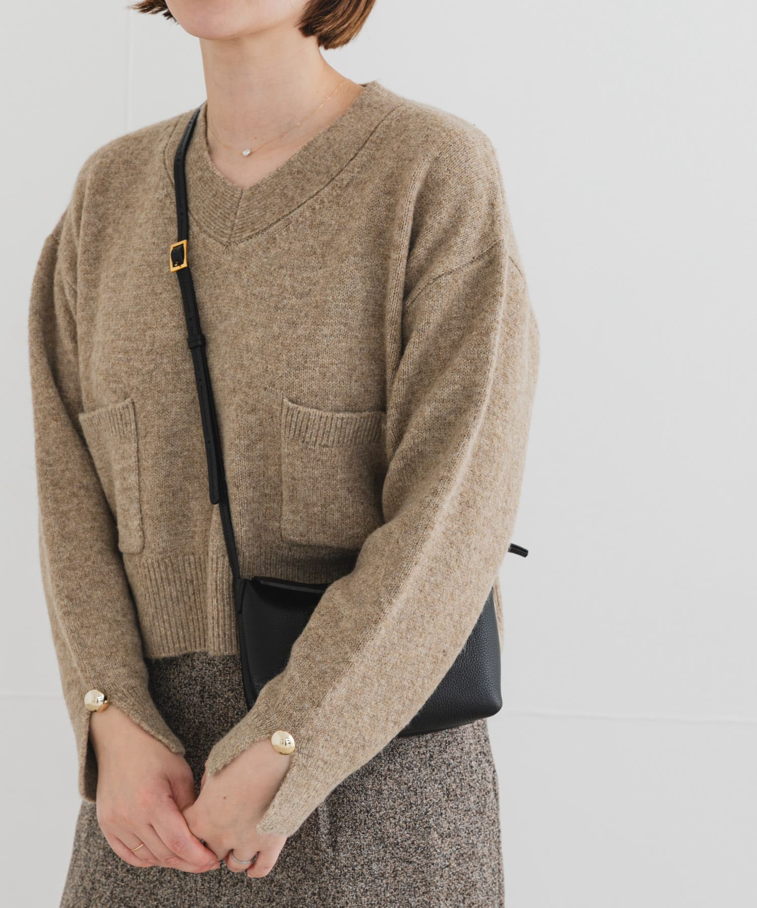 F by ROSSO　Vネック釦デザインニット