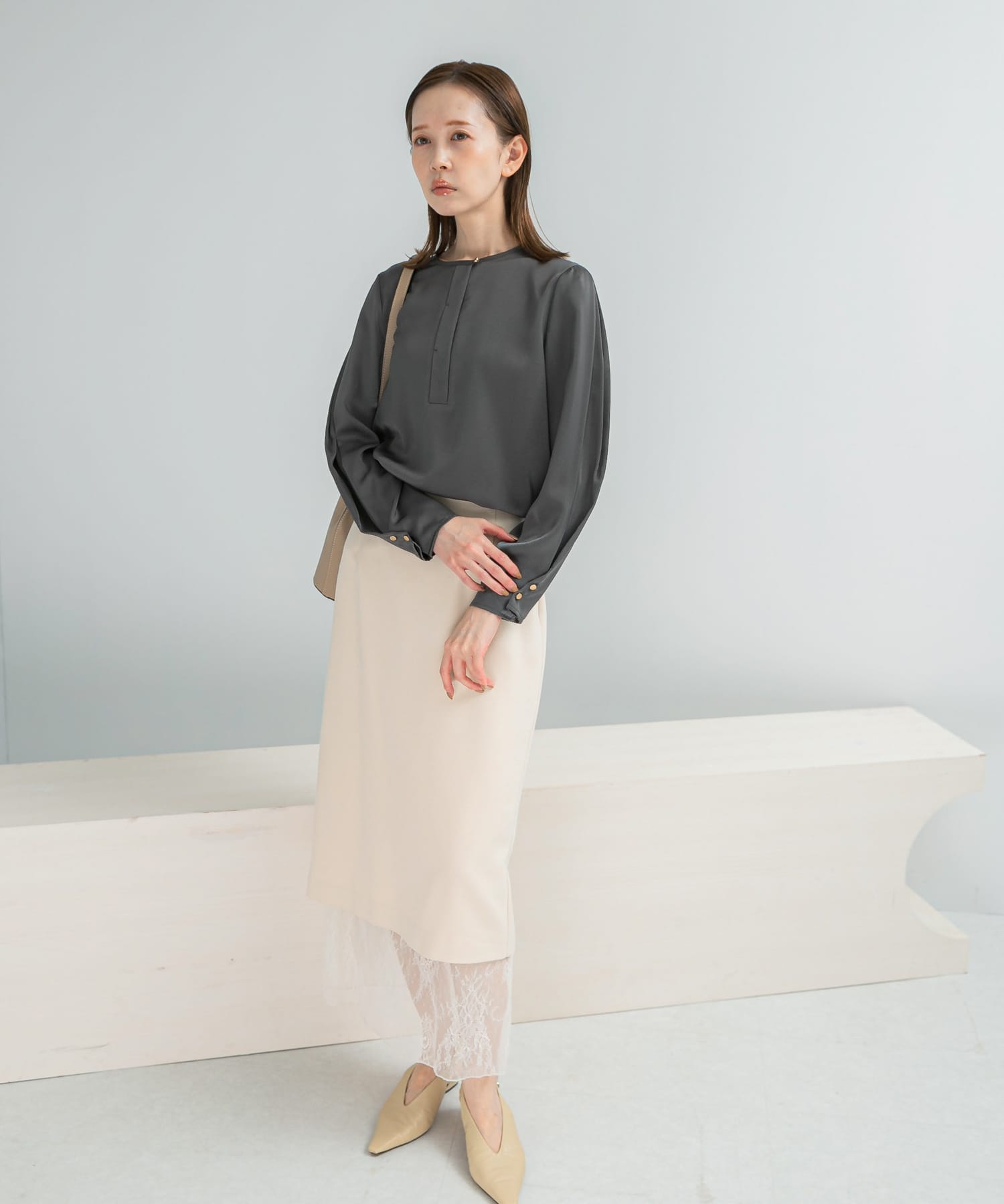 ピーチサテンデザインスリーブブラウス(Free OFF WHITE): トップス
