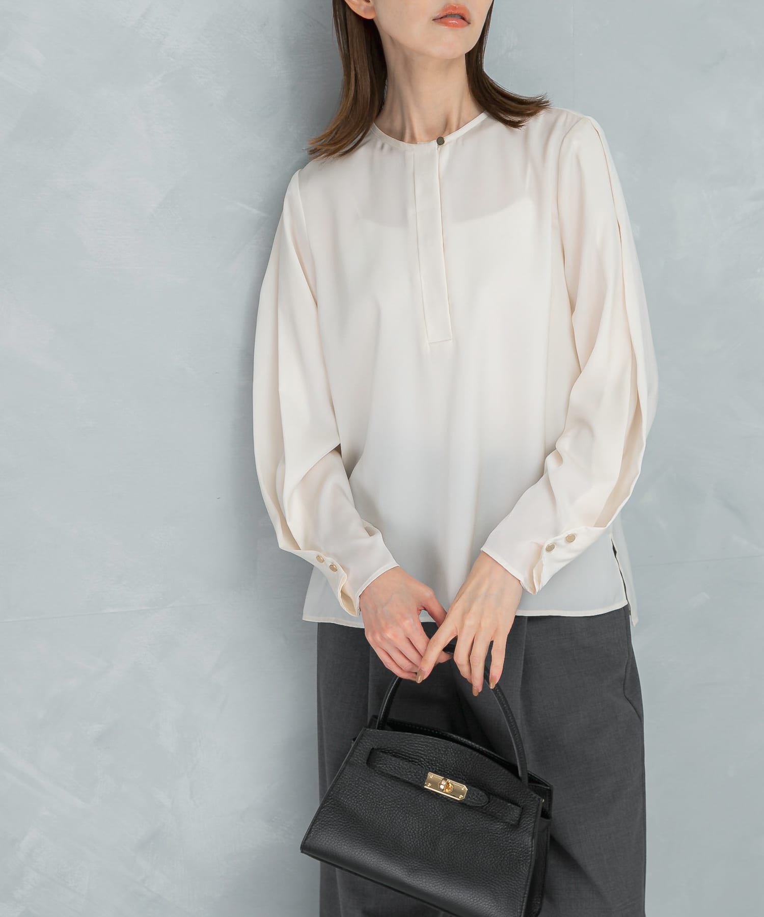 ピーチサテンデザインスリーブブラウス(Free OFF WHITE): トップス