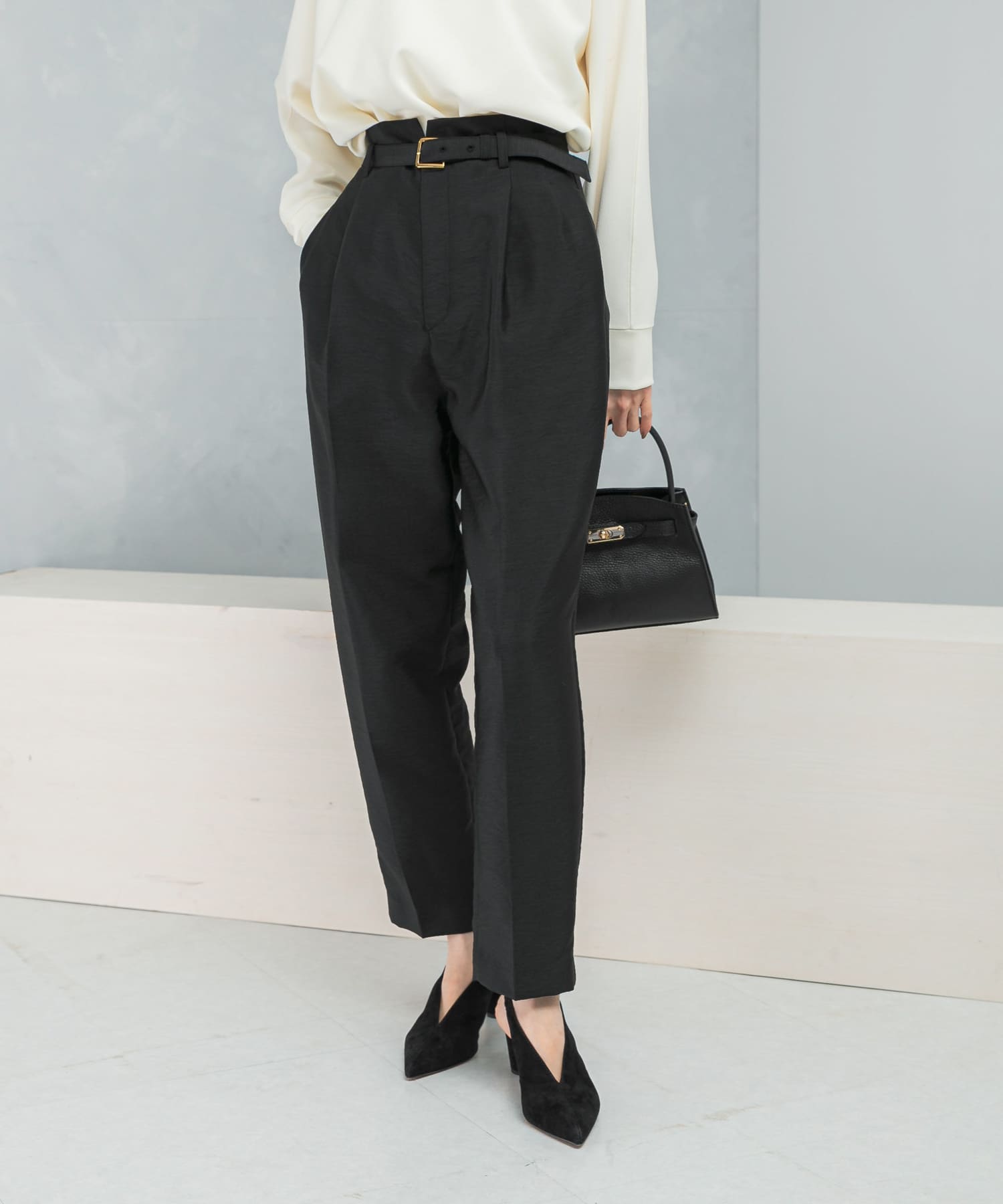 ハイウエストベルト付きテーパードパンツ(36 BLACK): ボトム｜URBAN