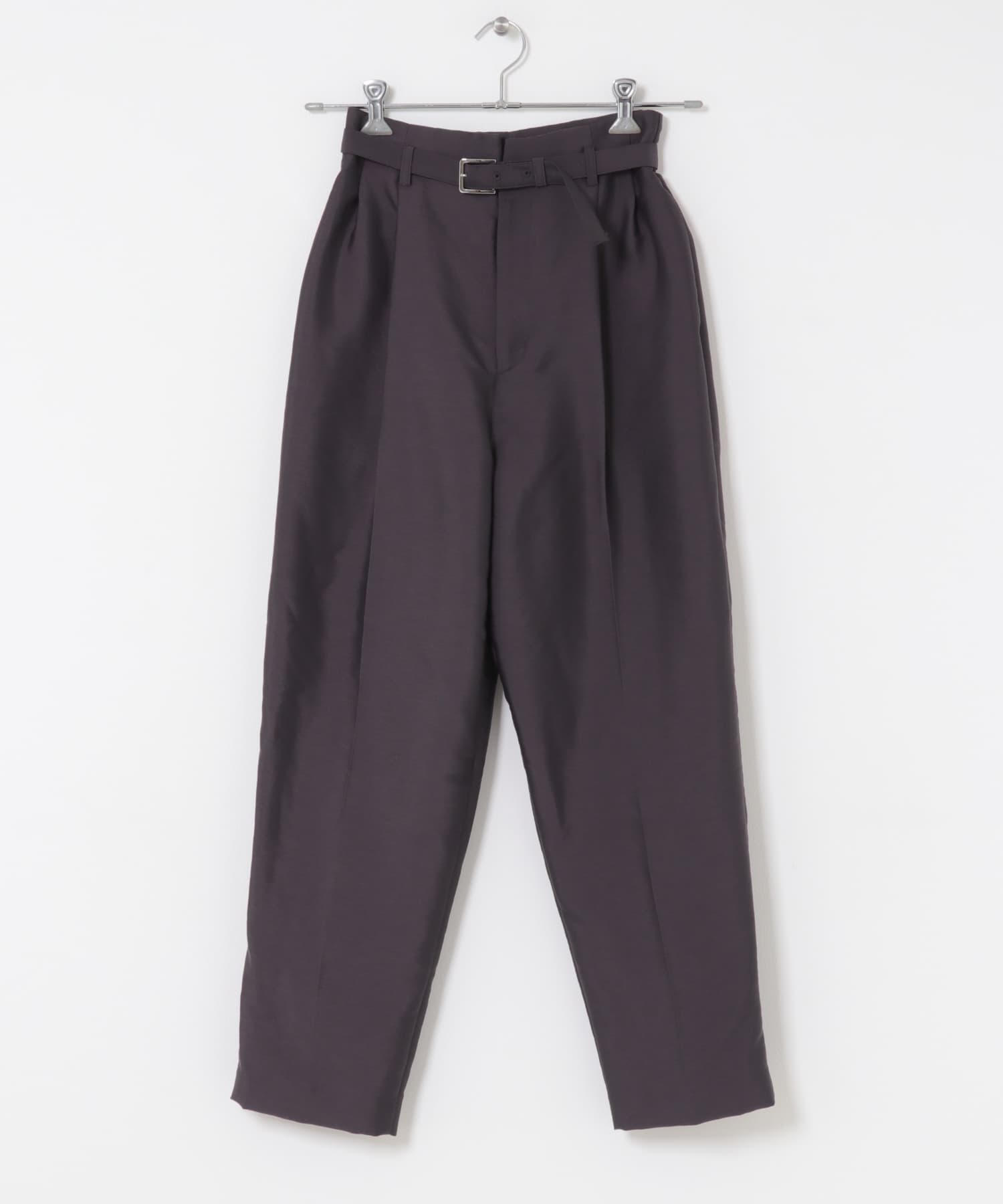 ハイウエストベルト付きテーパードパンツ