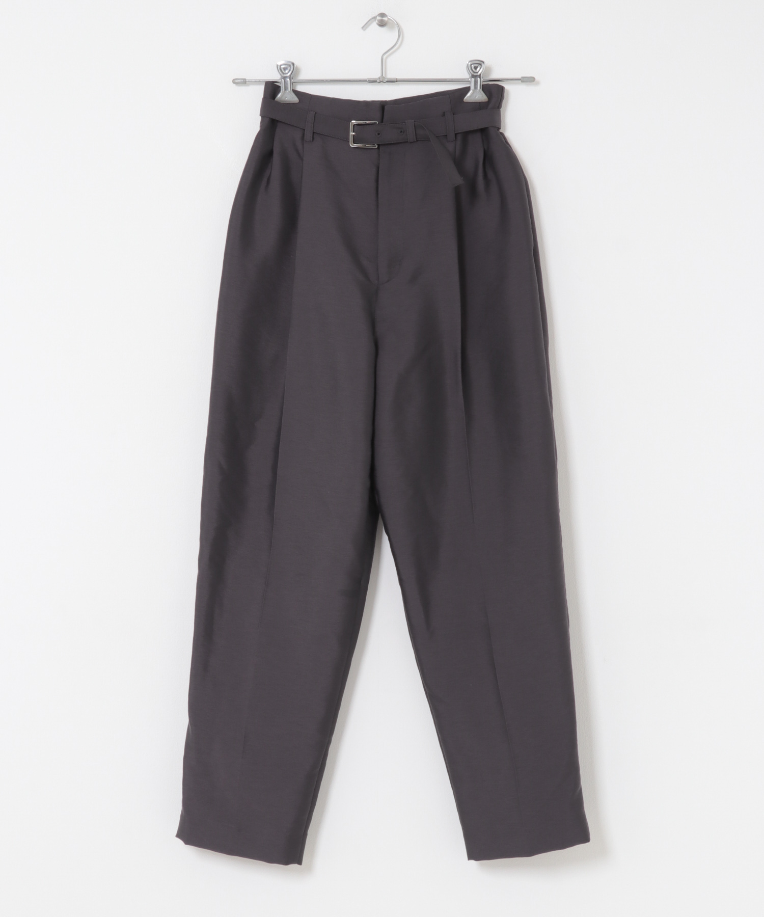 ハイウエストベルト付きテーパードパンツ