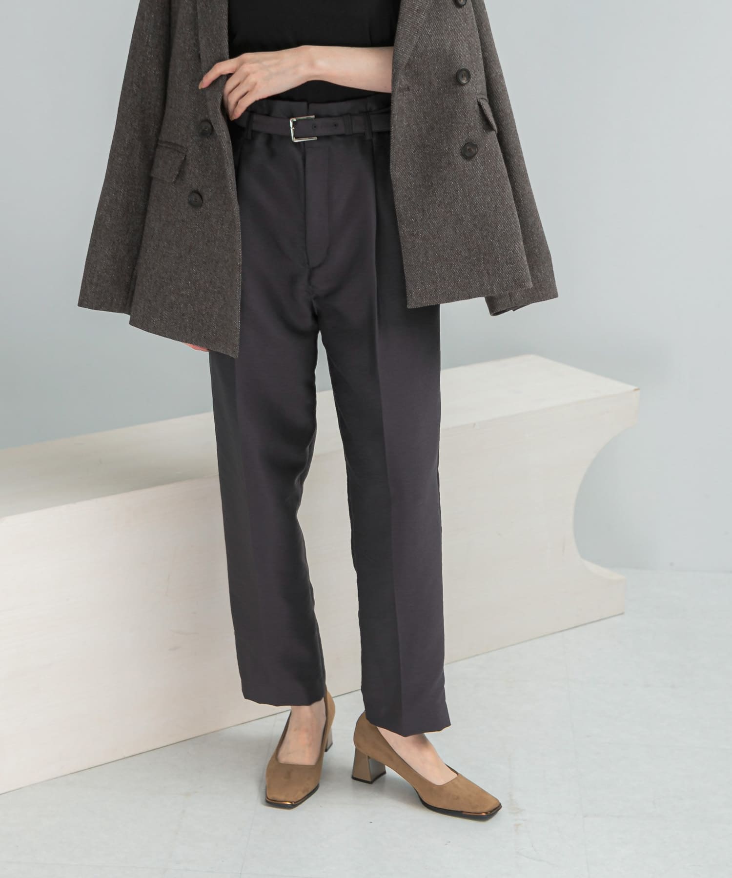 ハイウエストベルト付きテーパードパンツ