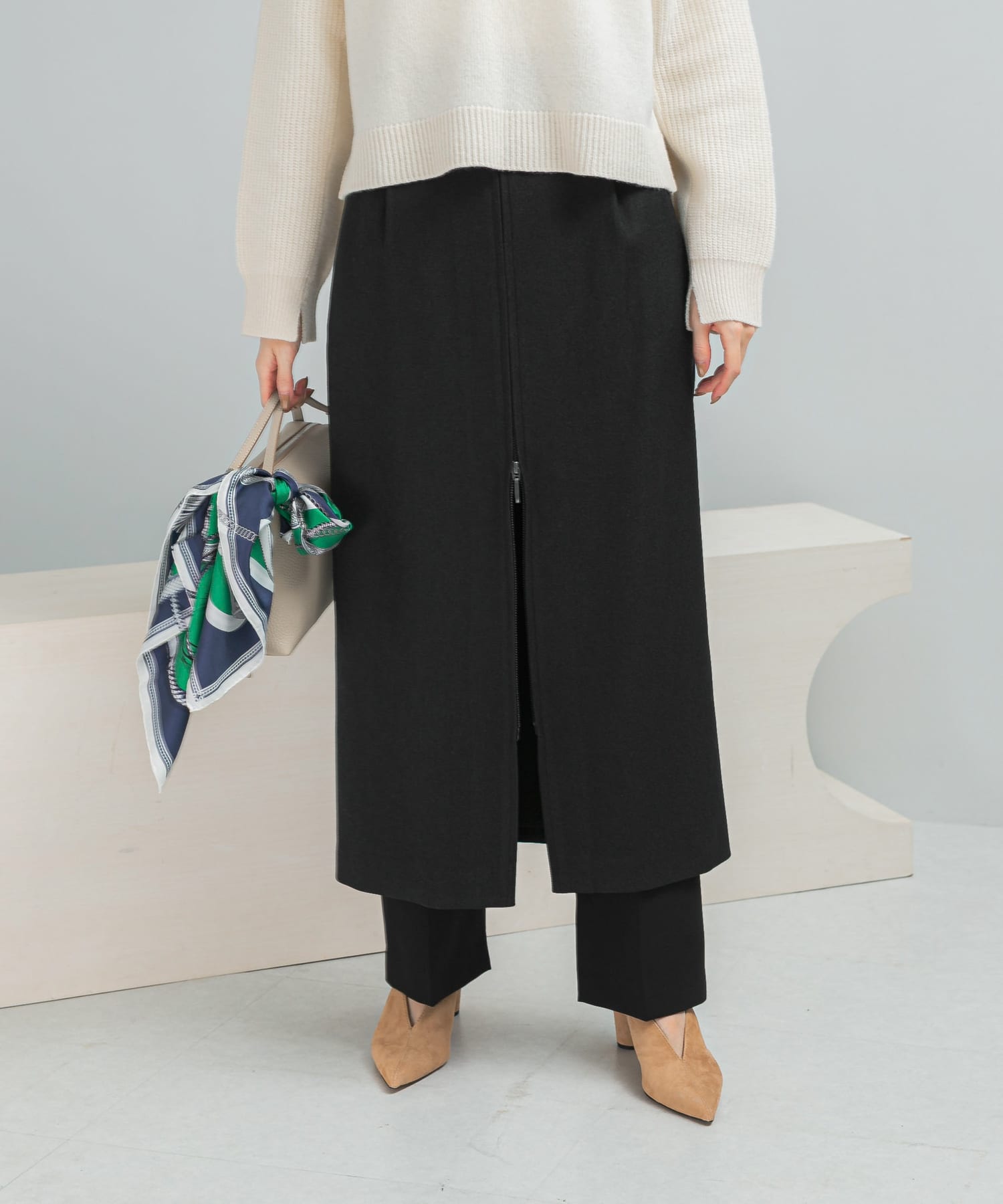 『UR TECH』後ゴムスリットストレートスカート