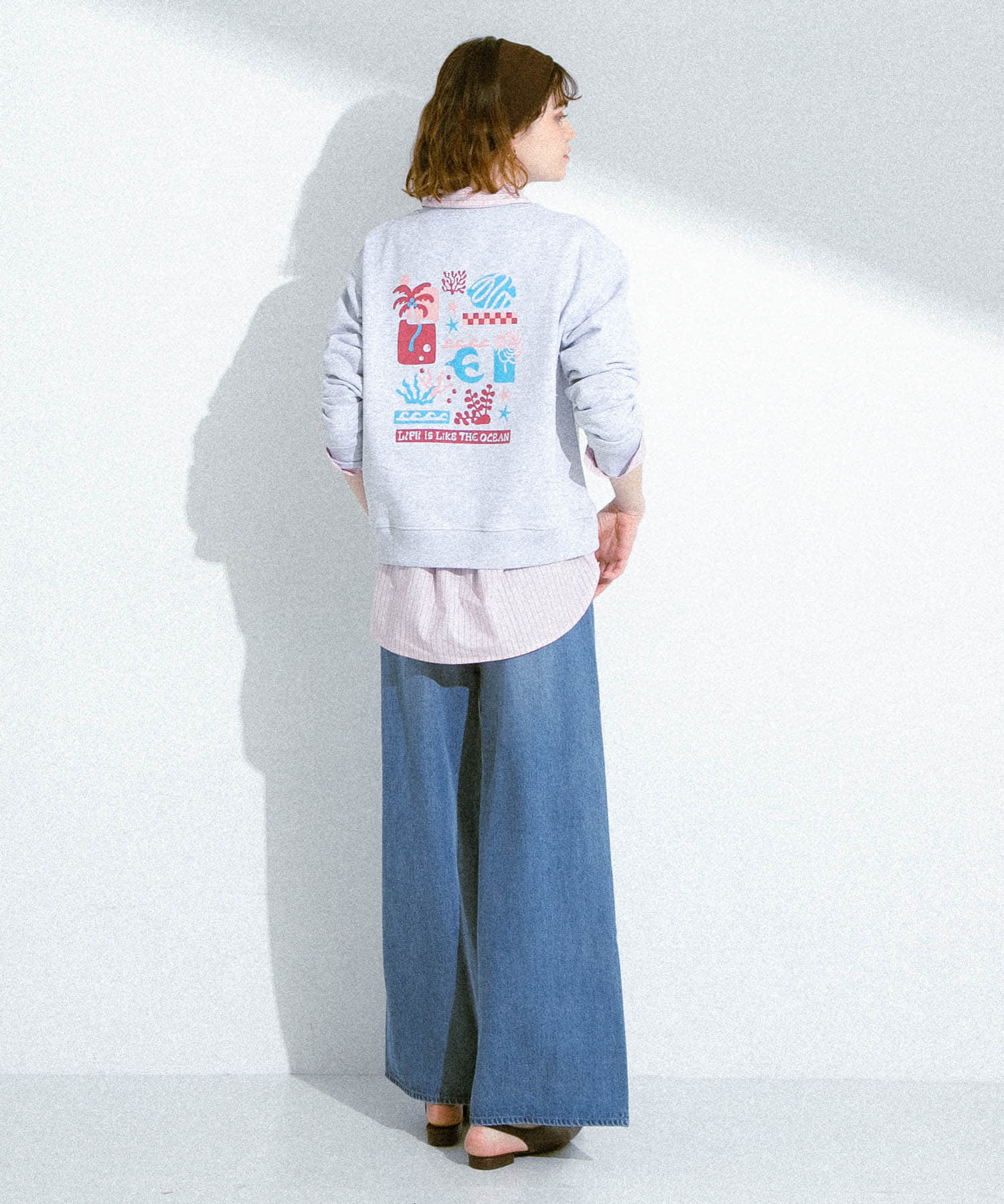 グレー