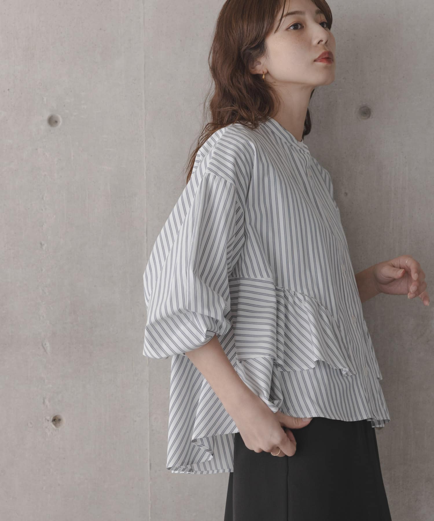 『WEB限定』バンドカラーフリルストライプシャツ