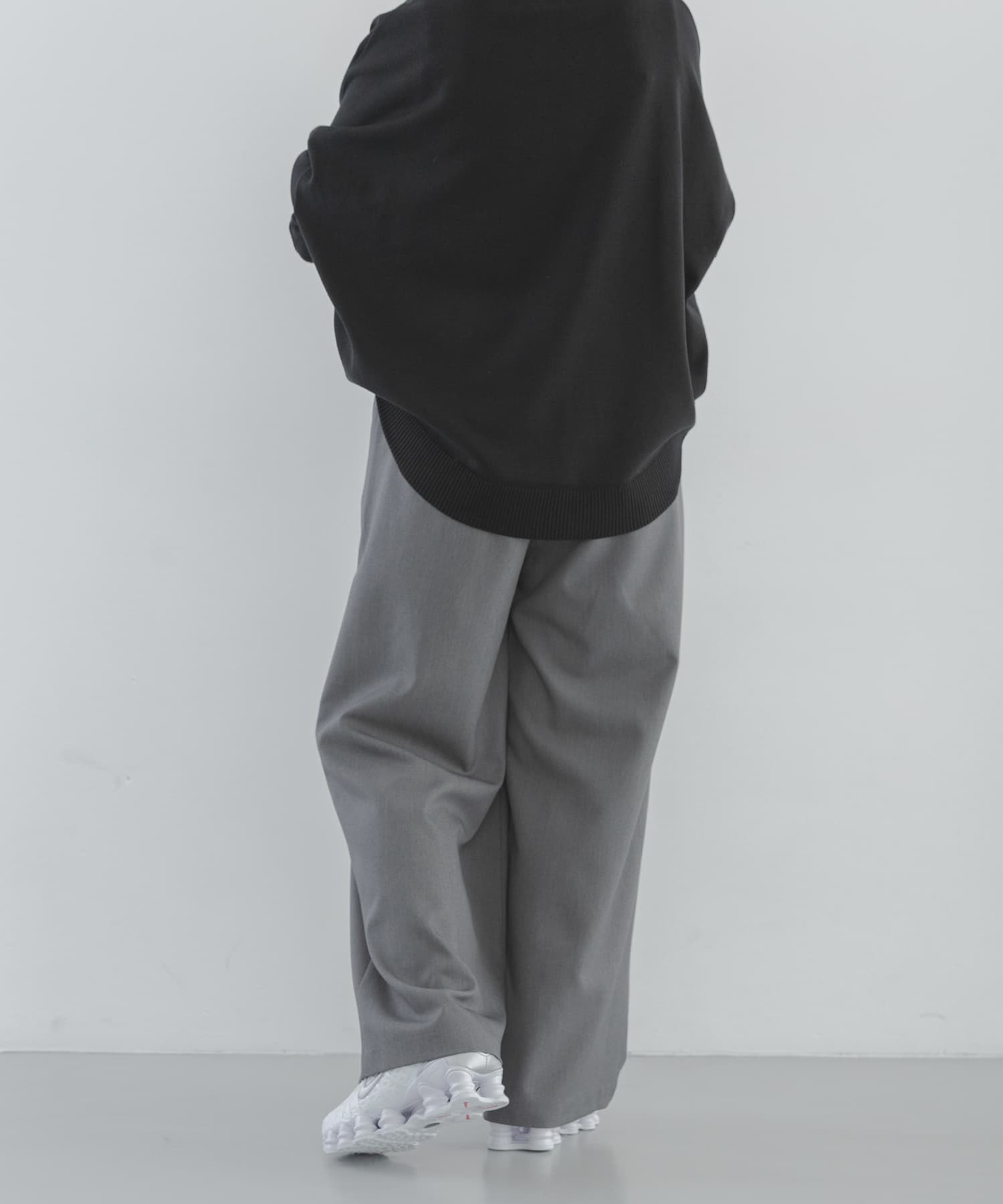 グレー