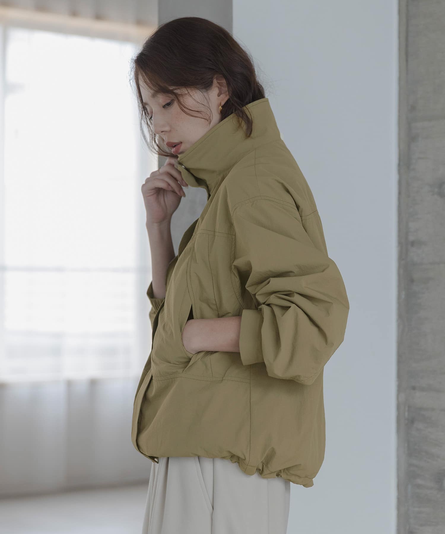 カーキベージュ