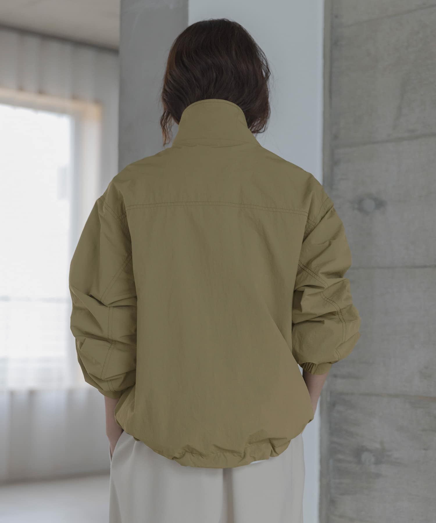 カーキベージュ