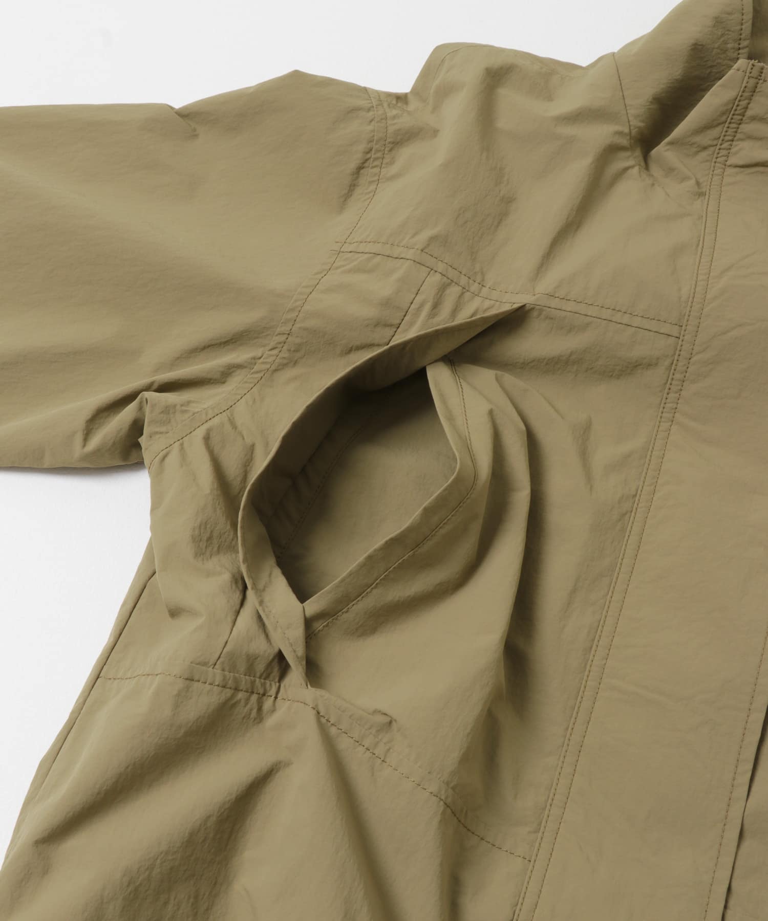 カーキベージュ