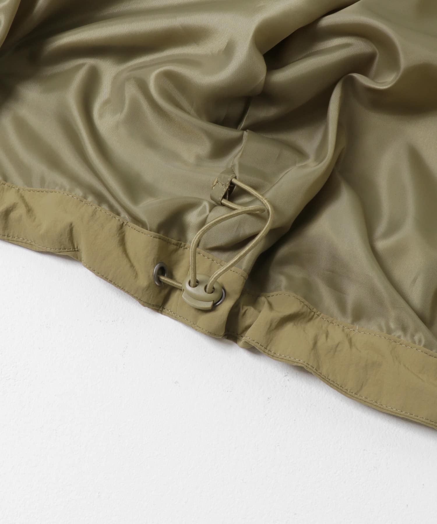 カーキベージュ