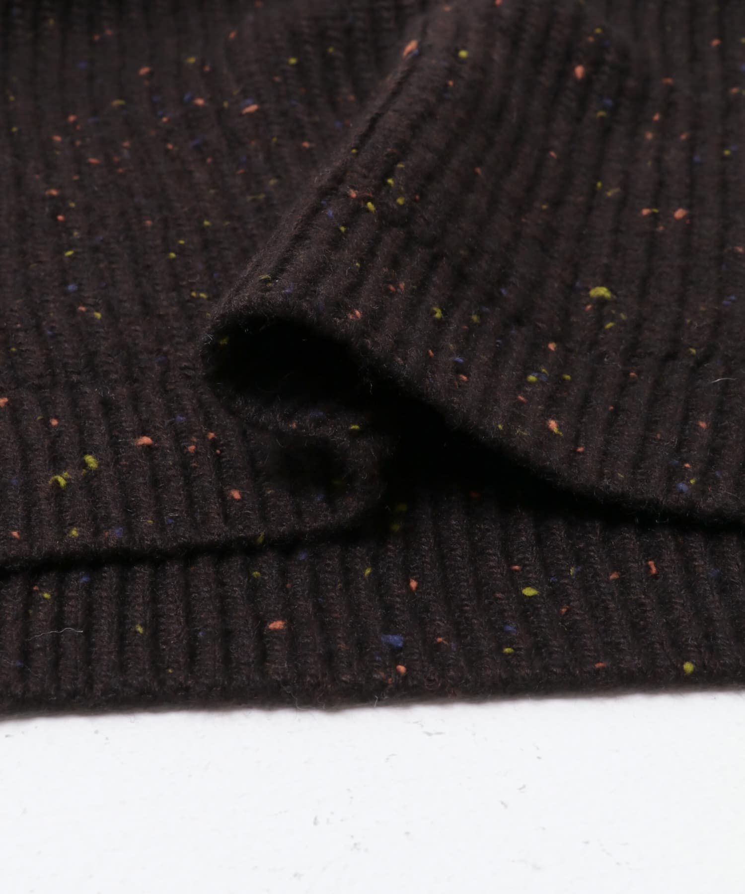 ダークブラウン