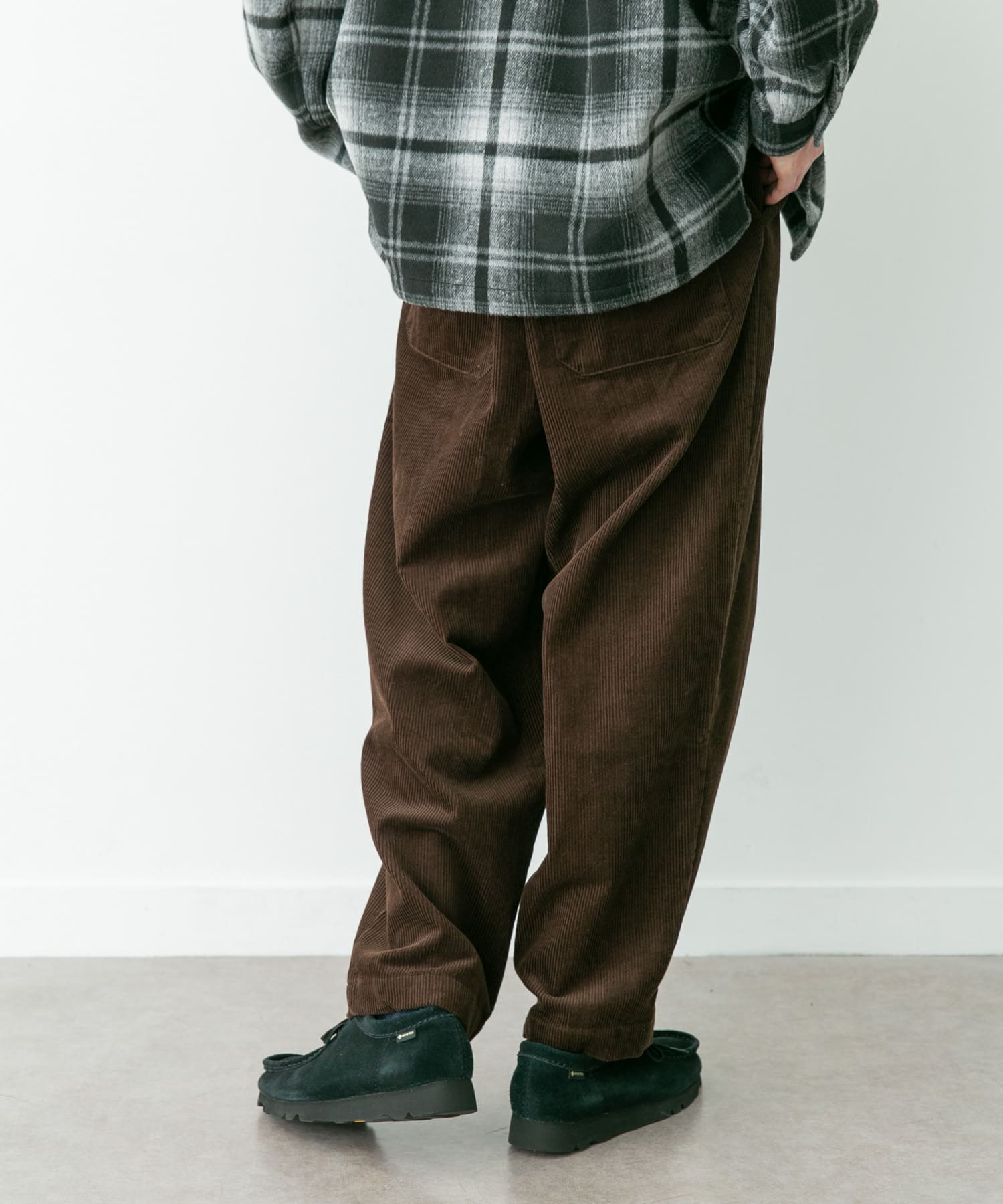 ダークブラウン