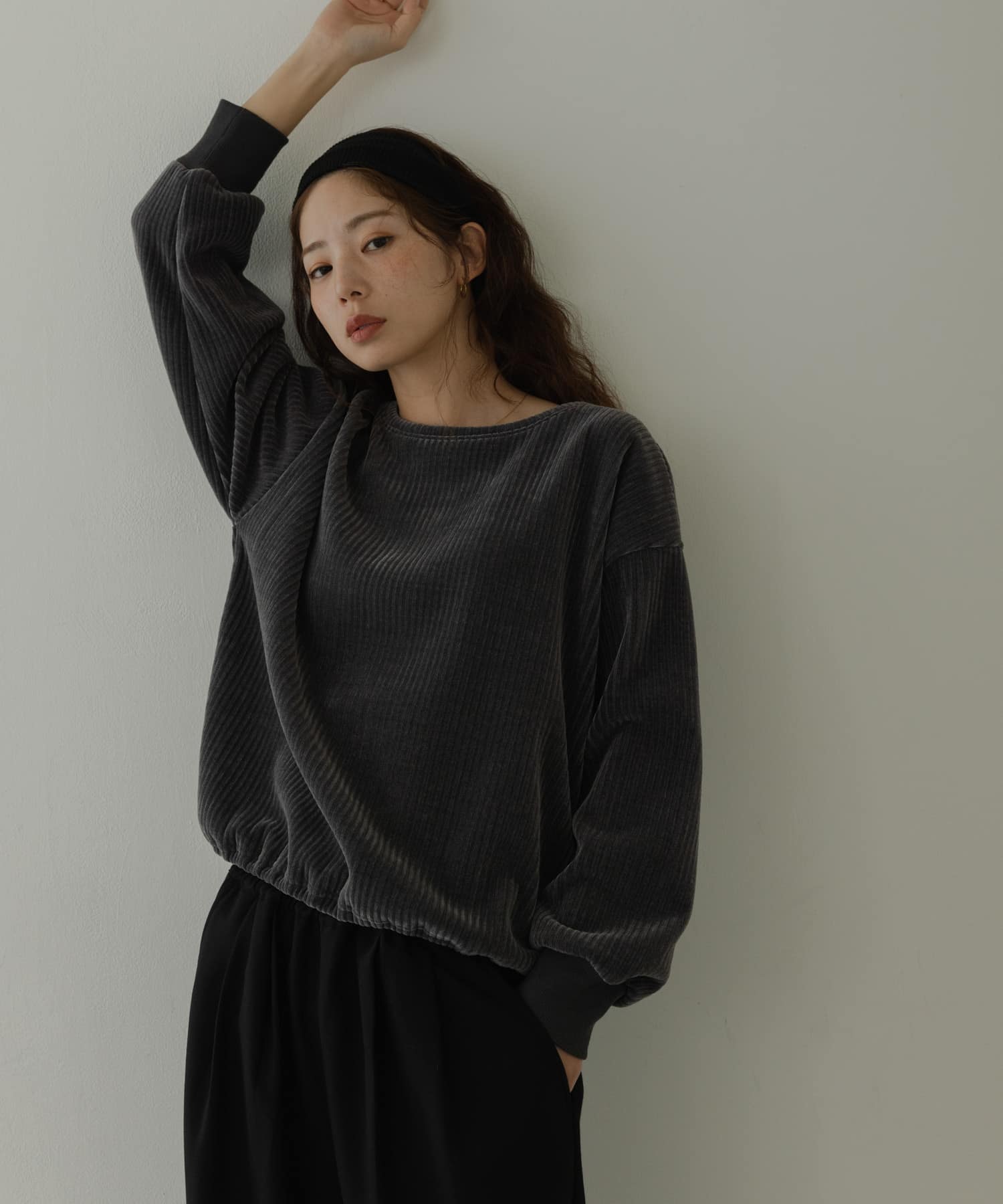 チャコールグレー