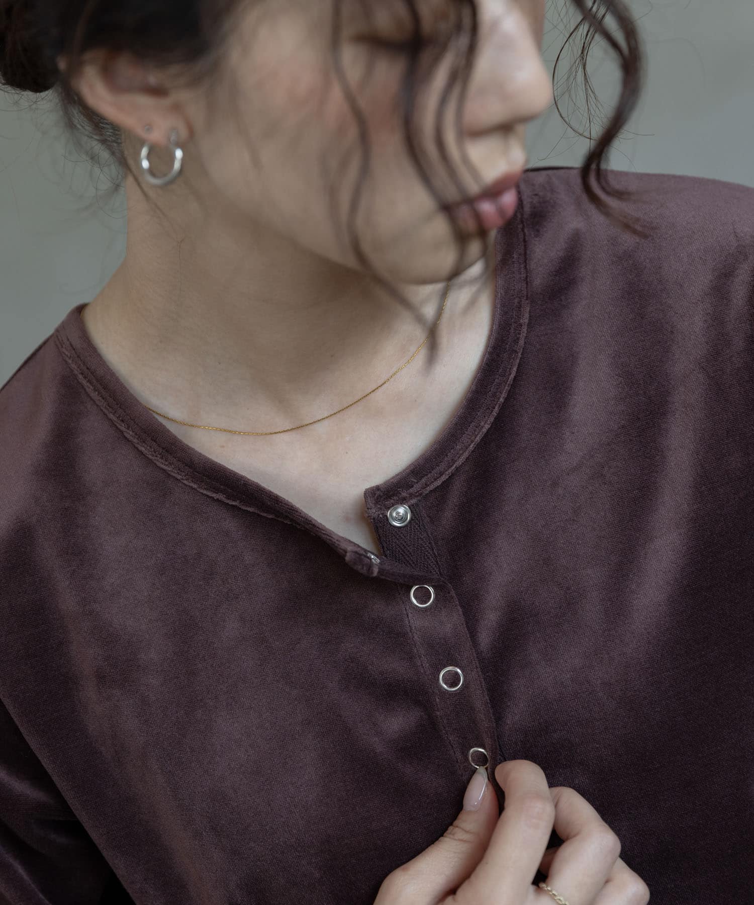 『UR TECH』ベロアヘンリーネックプルオーバー