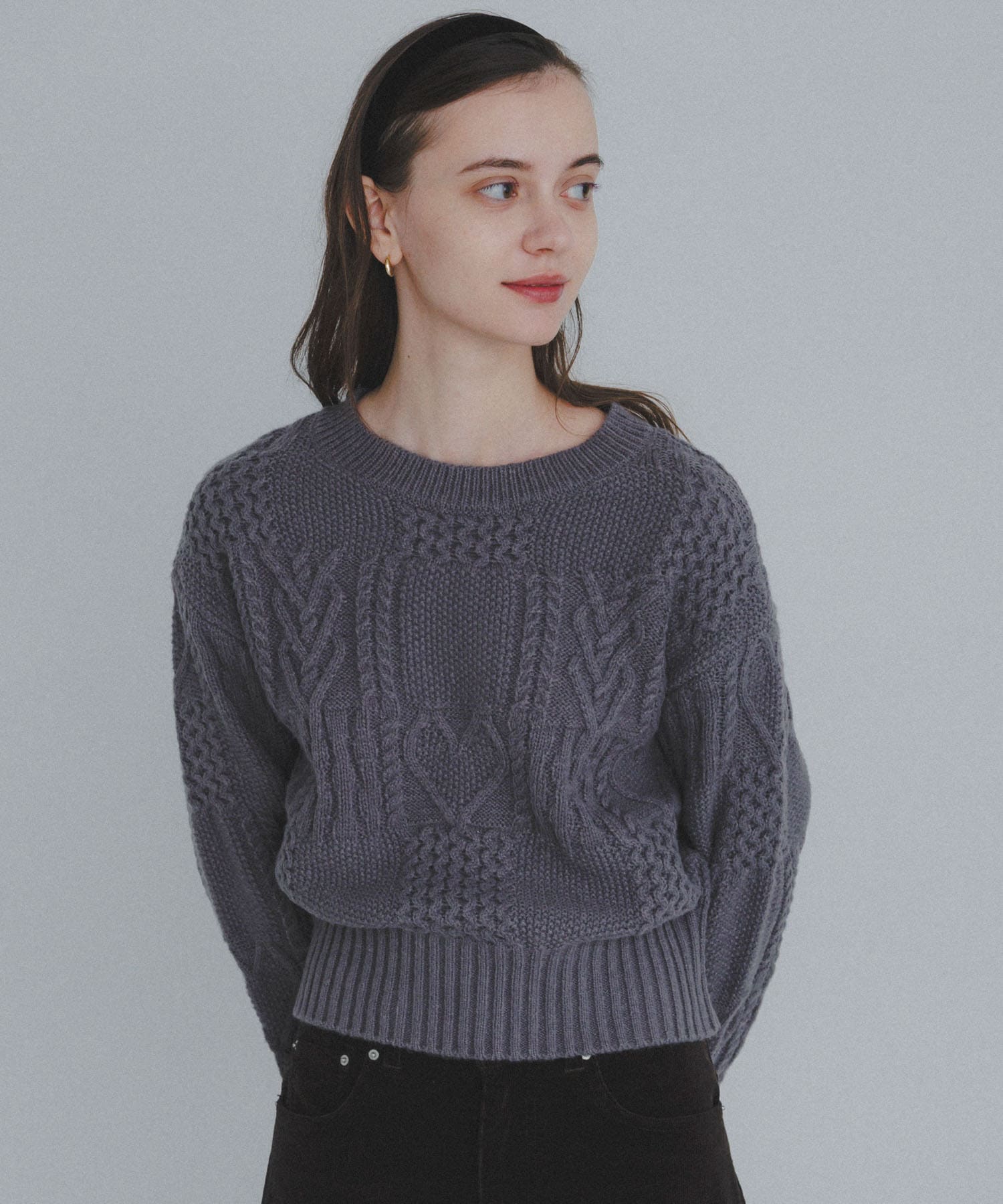 チャコールグレー