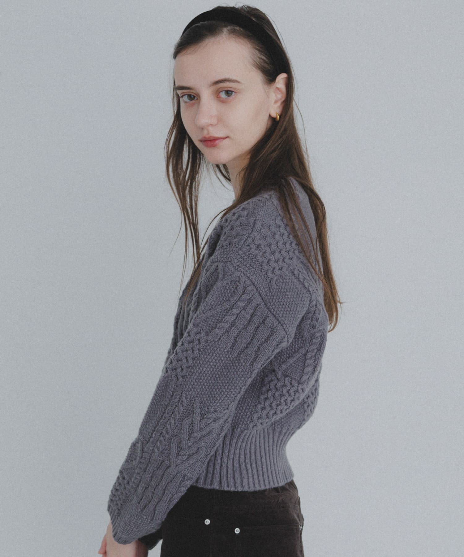 チャコールグレー