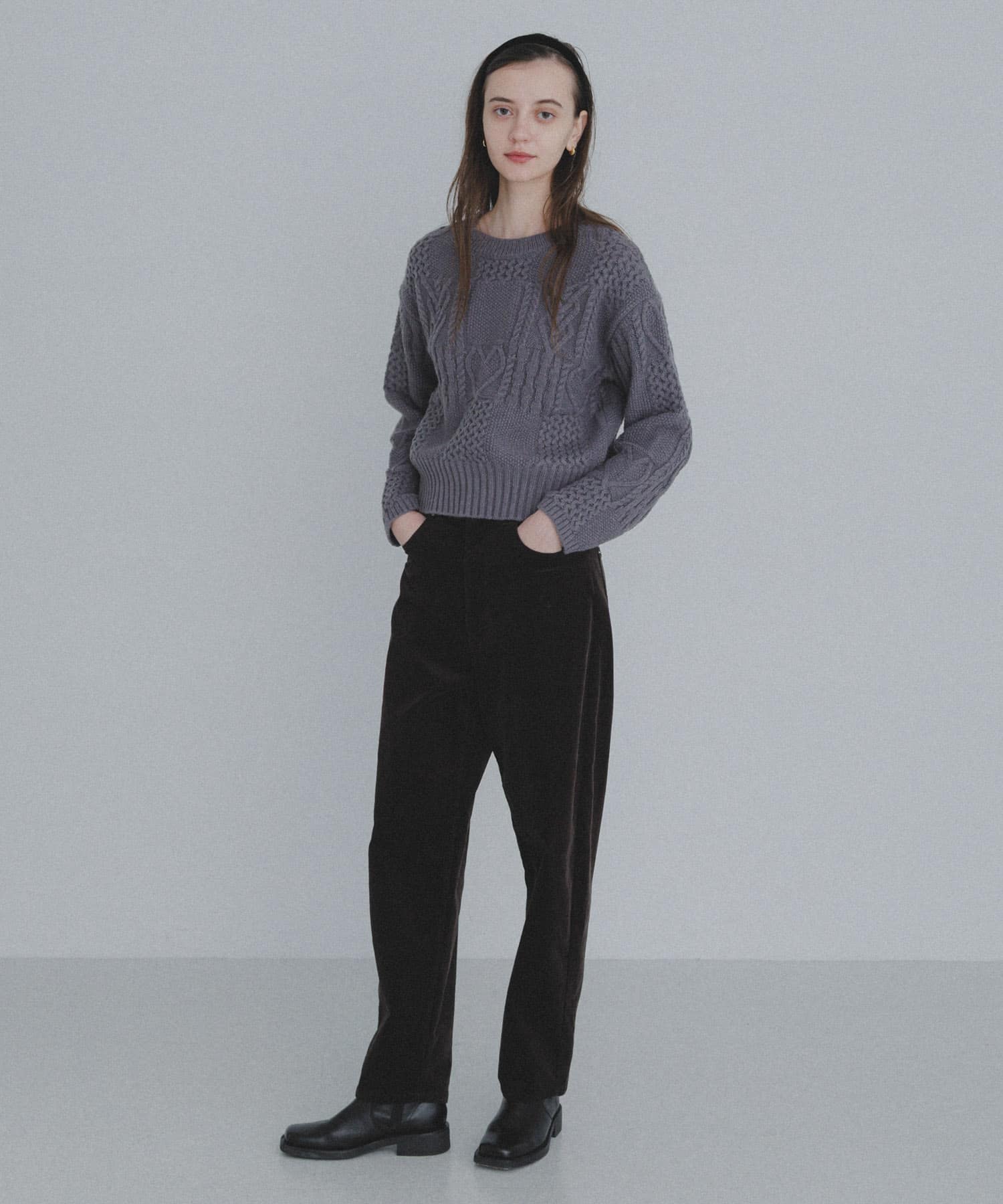 チャコールグレー