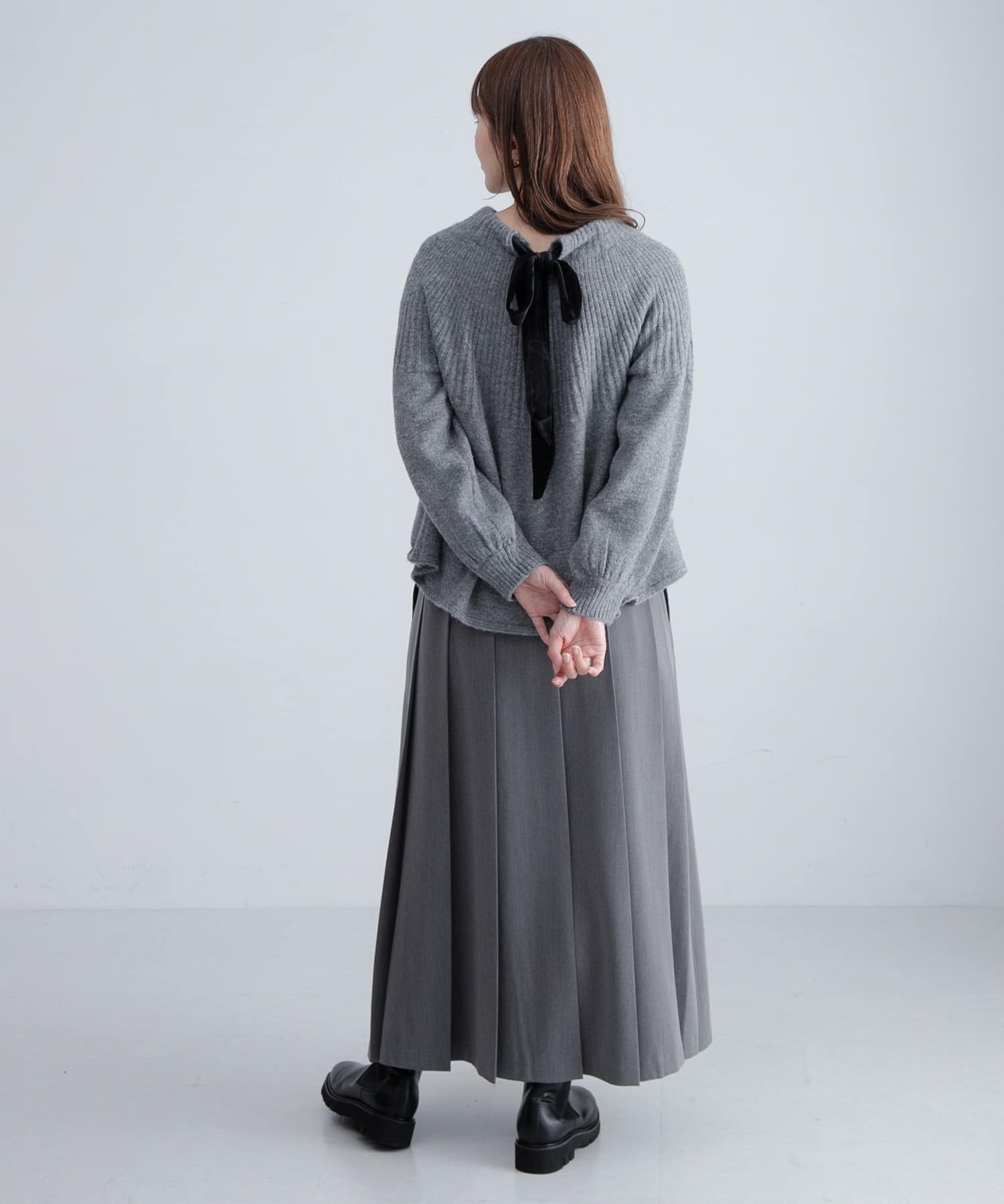 グレー