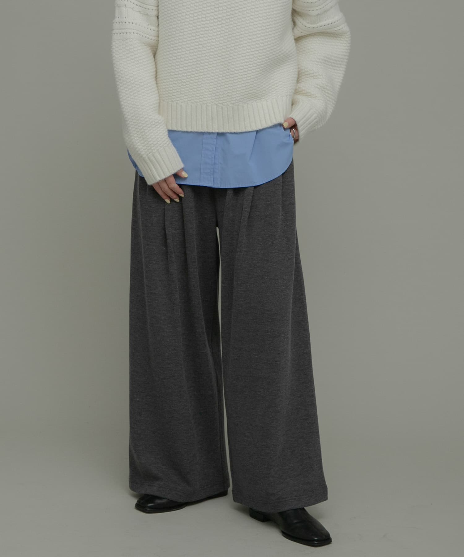 チャコールグレー