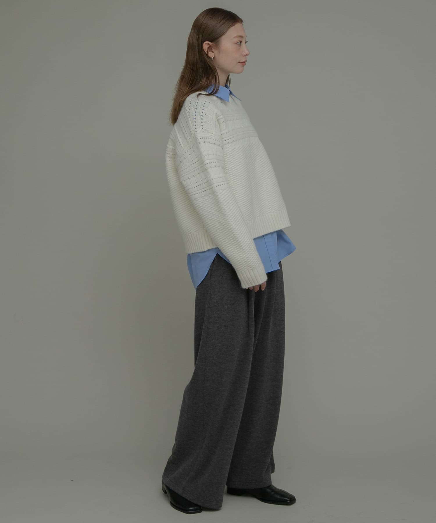 チャコールグレー