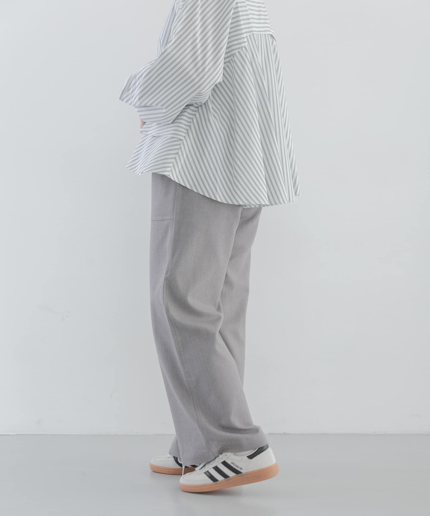 グレー