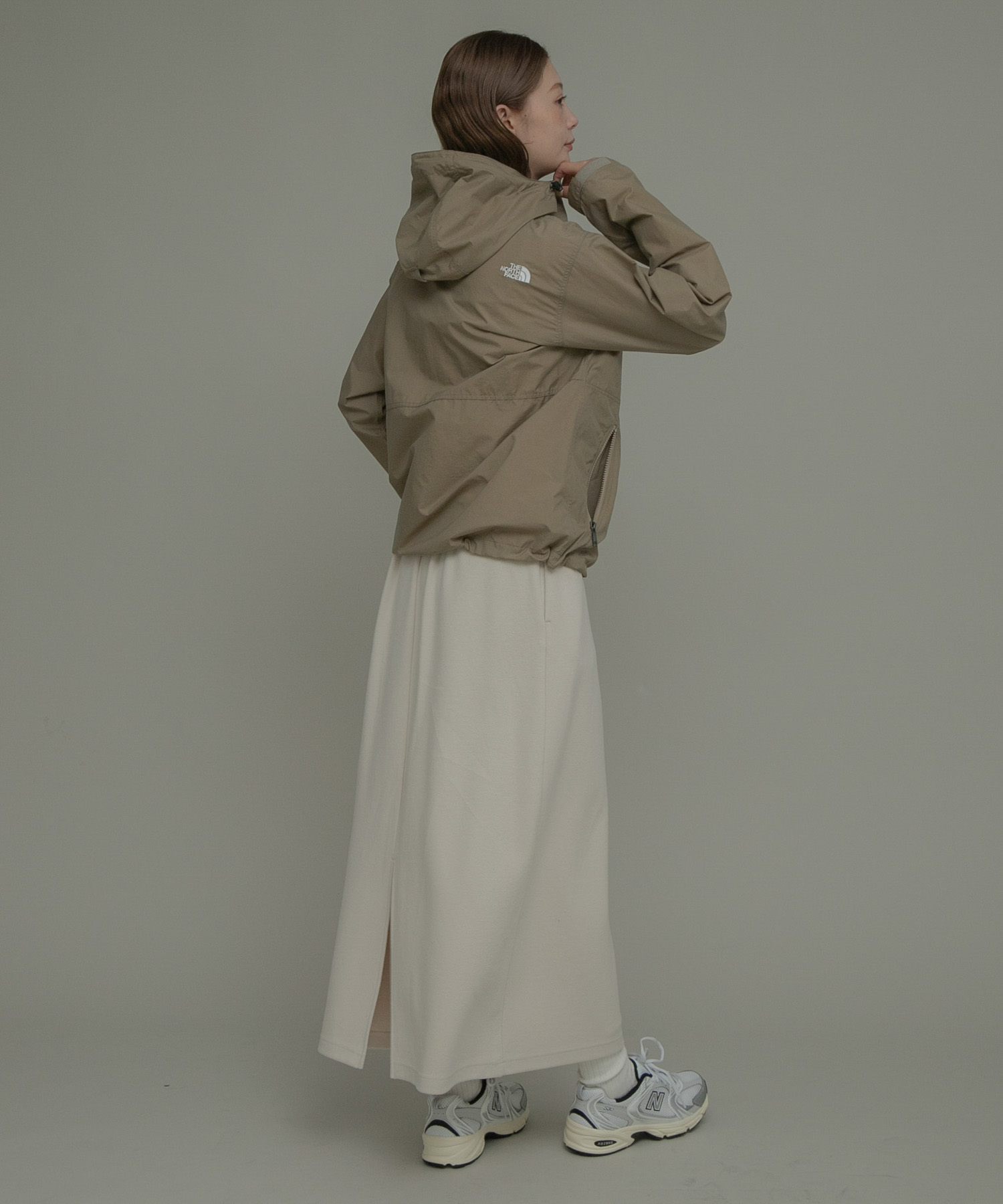 クラシックカーキ