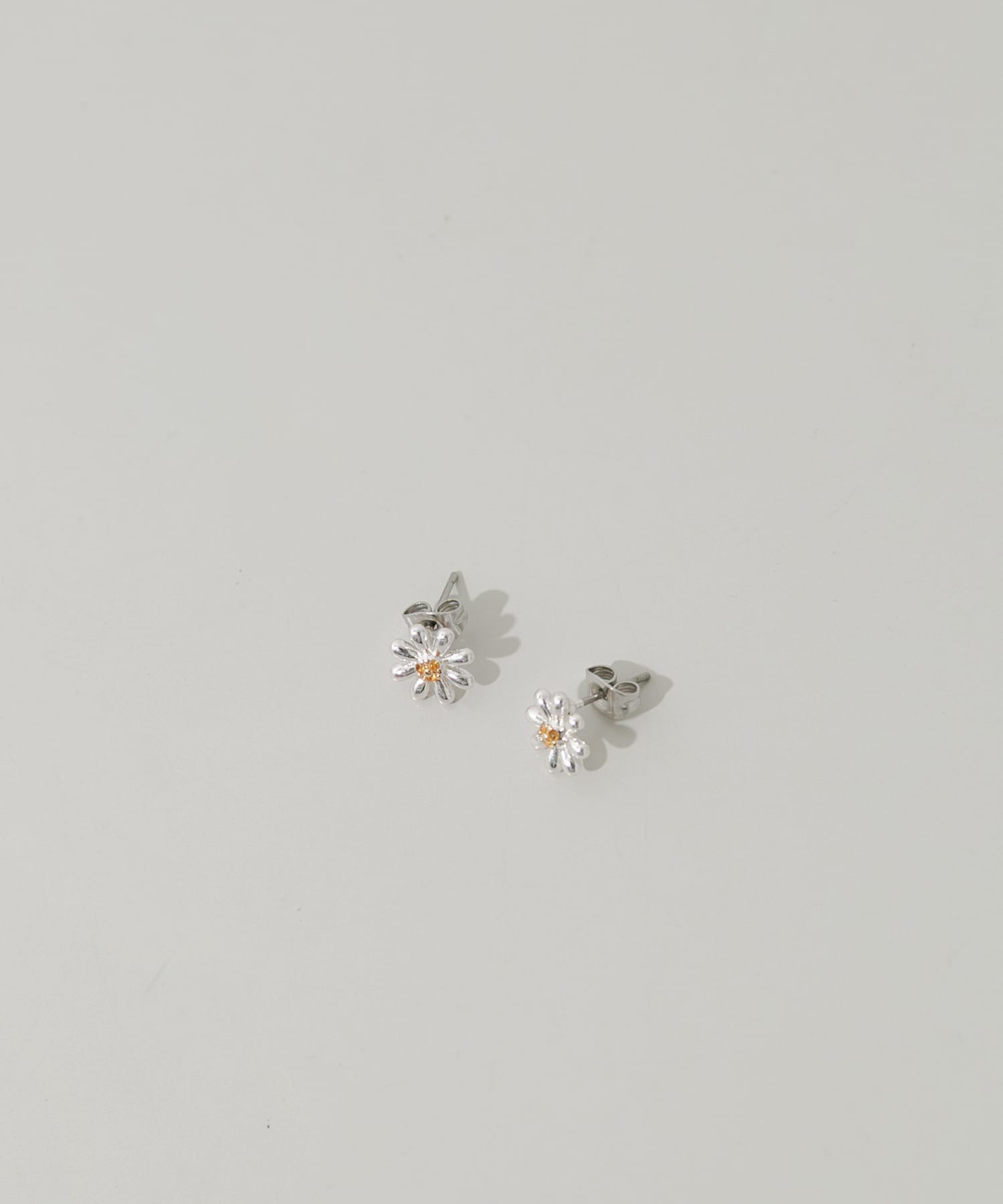 ミニフラワーピアス SLV -