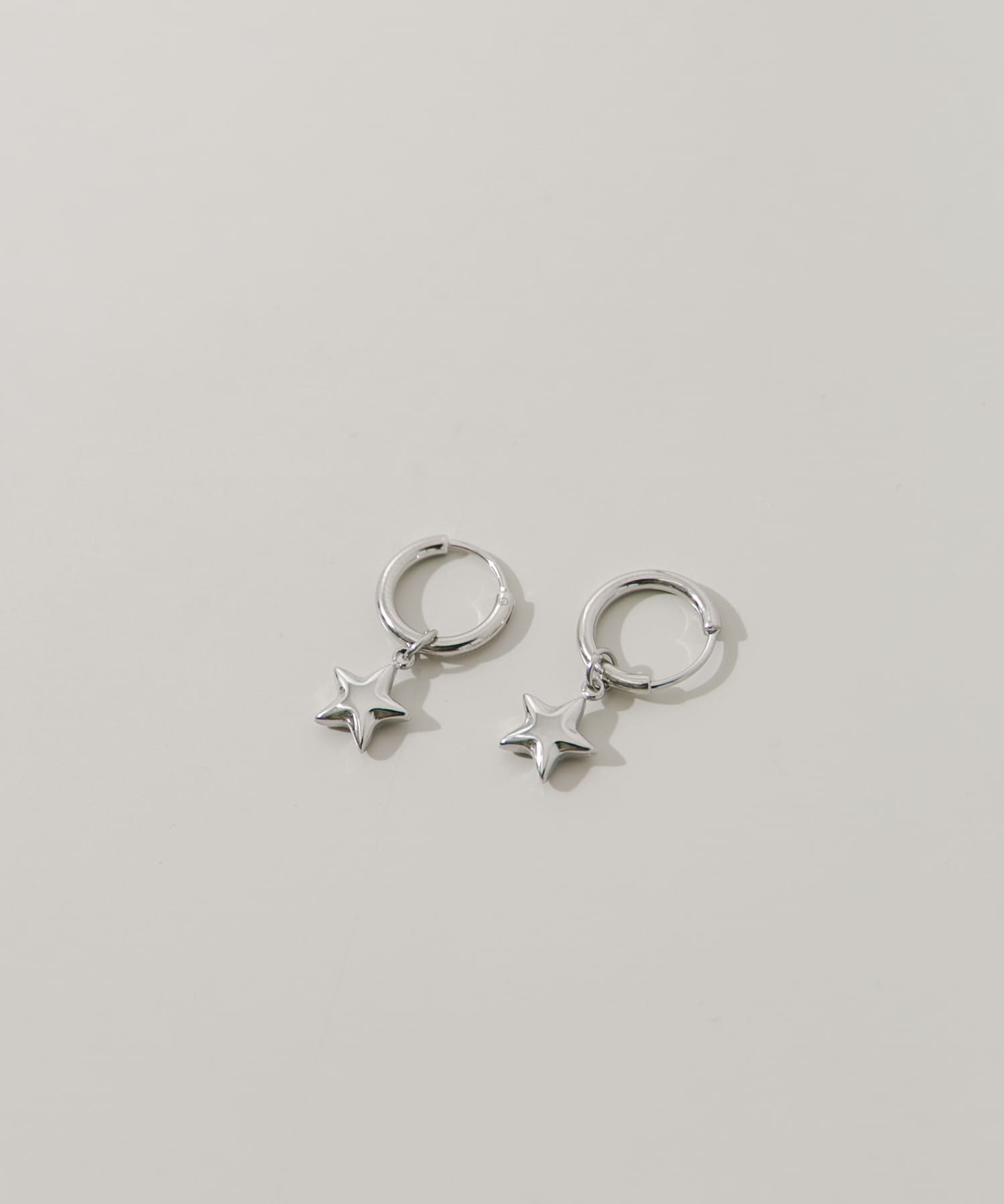 ステンレススターチャームフープピアス SLV -
