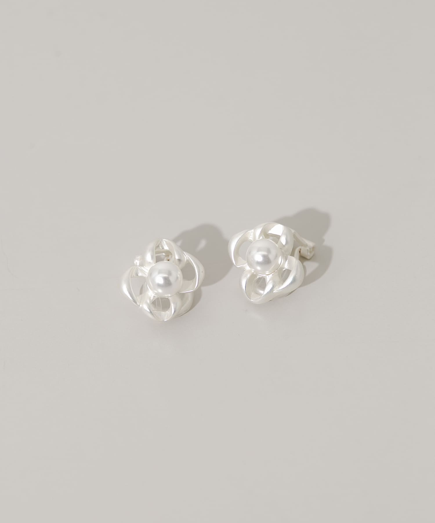 メタルフラワーパールイヤリング