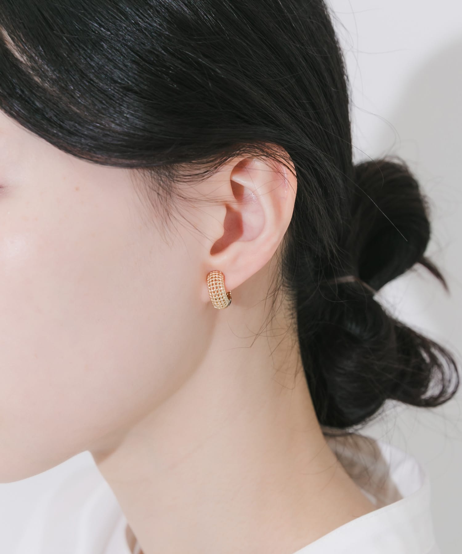 エンボスワンタッチフープイヤリング GLD -