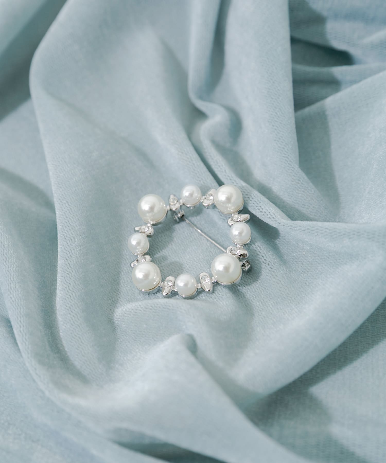 パールビジューラウンドブローチ