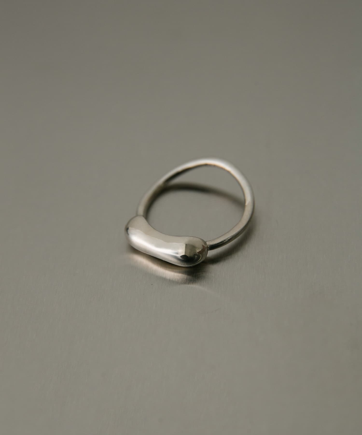 SMELLY so’　plump curved line ring SLV 11