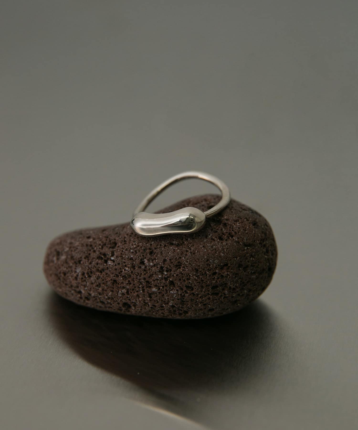 SMELLY so’　plump curved line ring SLV 11