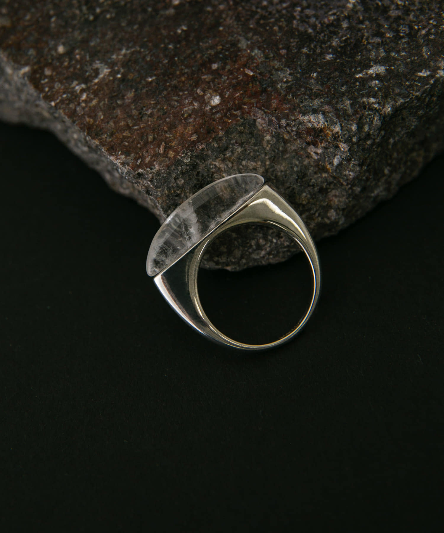 SMELLY so’　round crystal ring