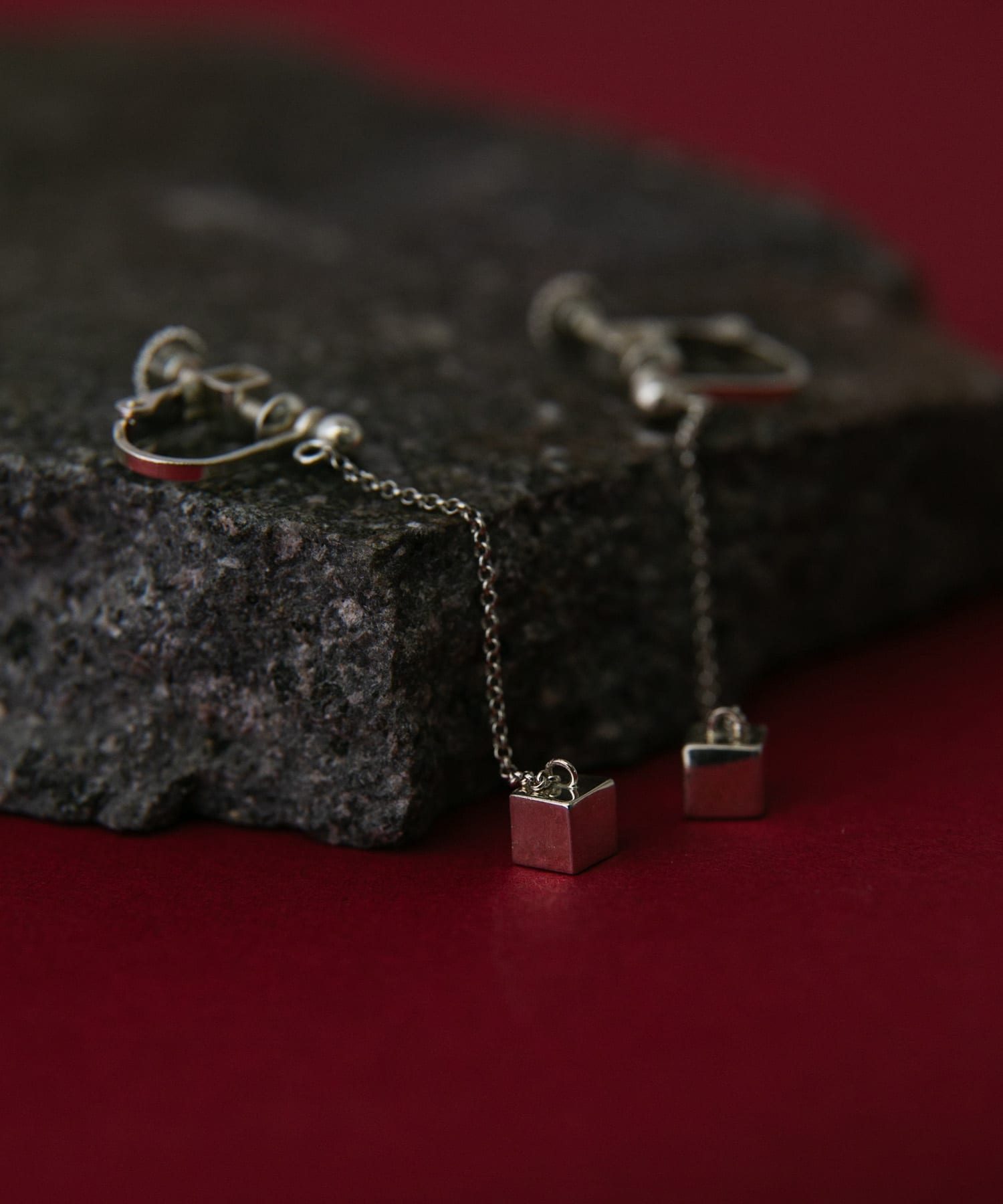 SMELLY so'　cube chain earring